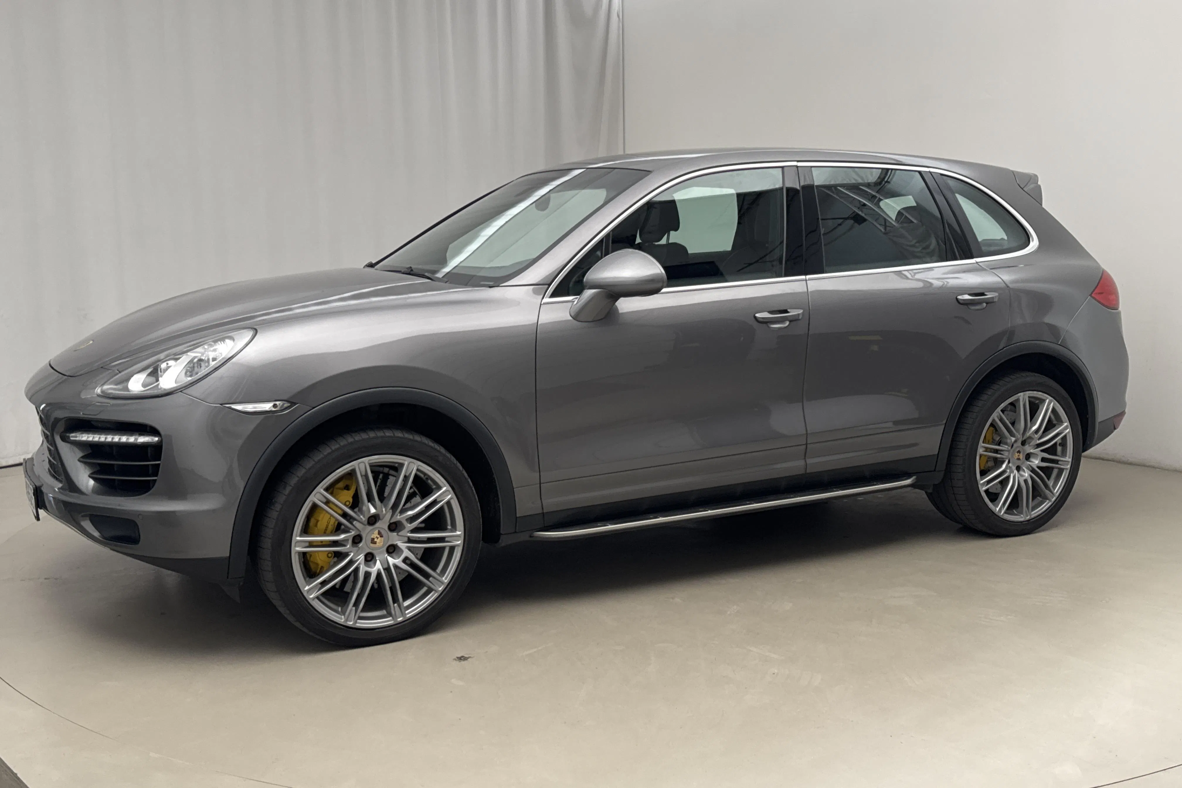 Presentation photo 2 of 19: Porsche Cayenne 4.8 Turbo (500hk) - 208 210 km - Automatic - dark grey - 2011