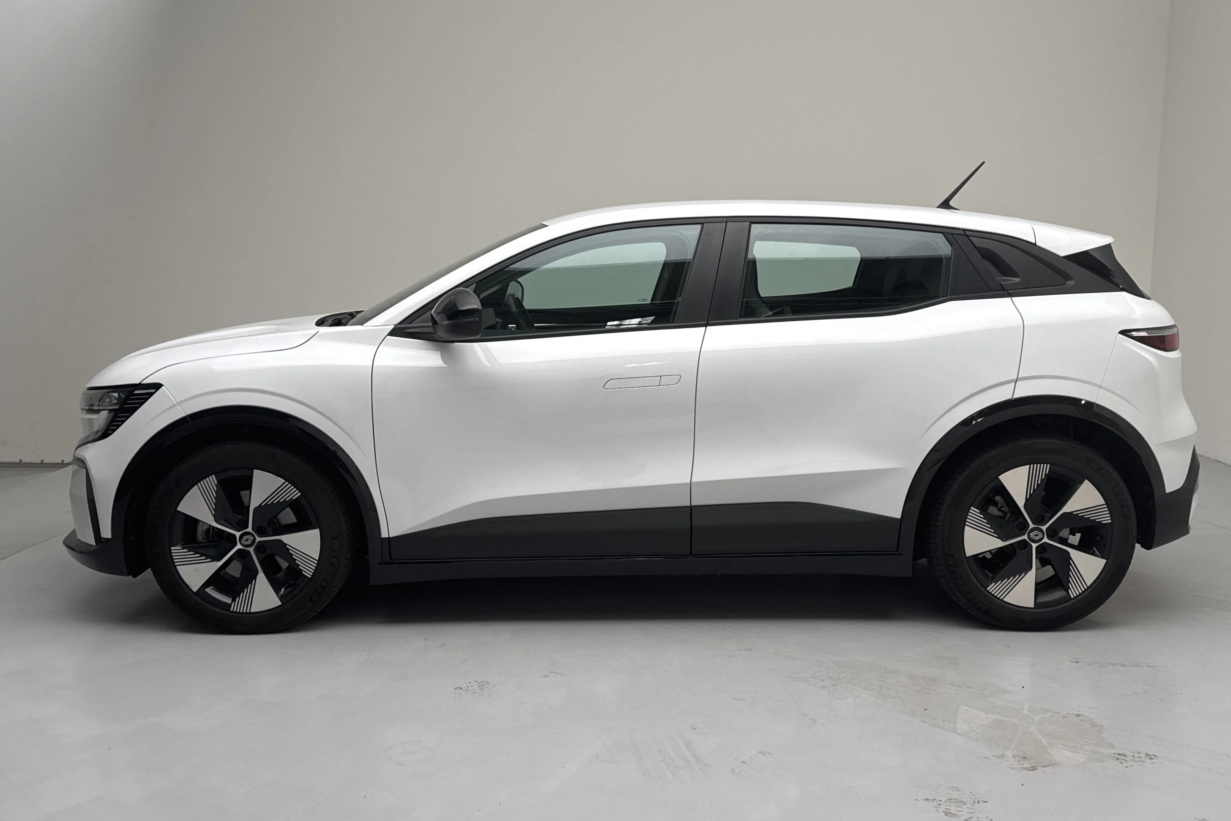 Presentationsfoto 2 av 15: Renault Mégane E-TECH 60kWh (220hk) - 955 mil - Automat - vit - 2023