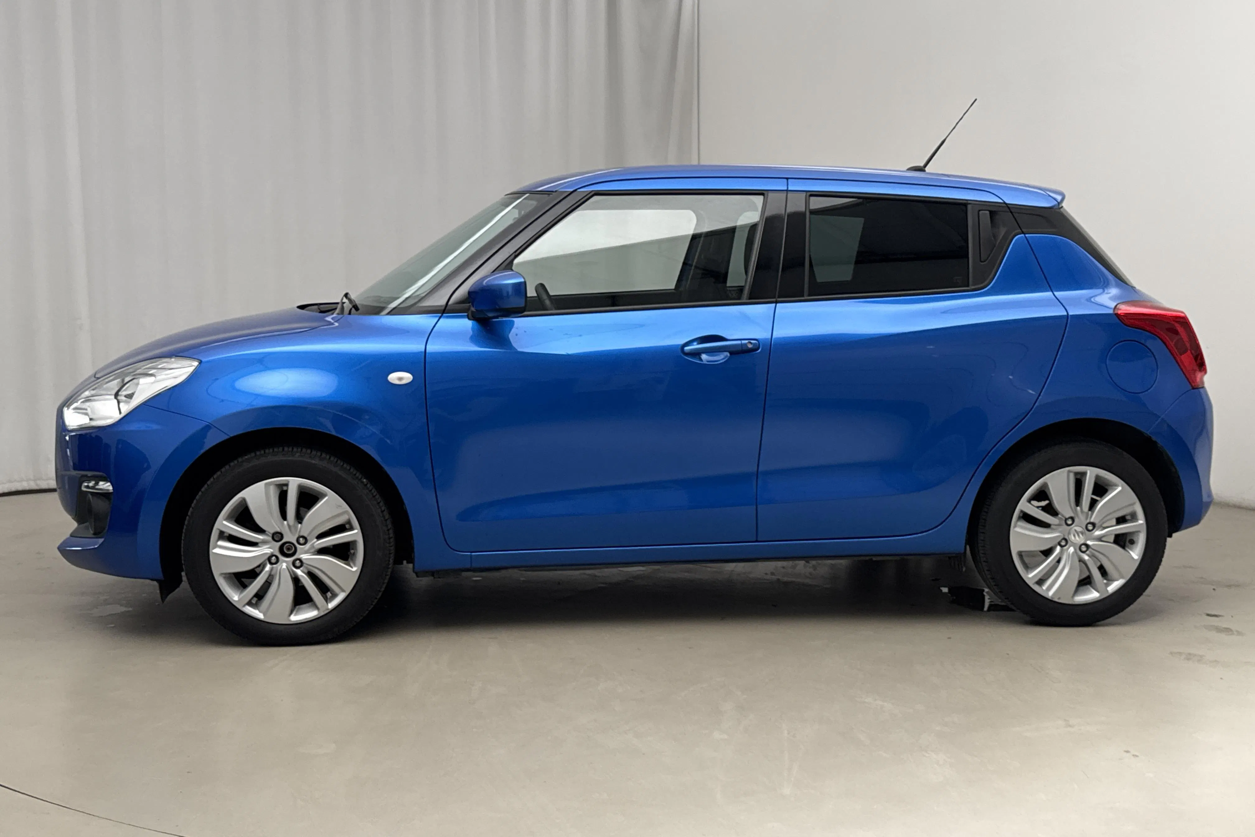 Presentation photo 2 of 17: Suzuki Swift 1.2 5dr (90hk) - 65 690 km - Automatic - blue - 2018