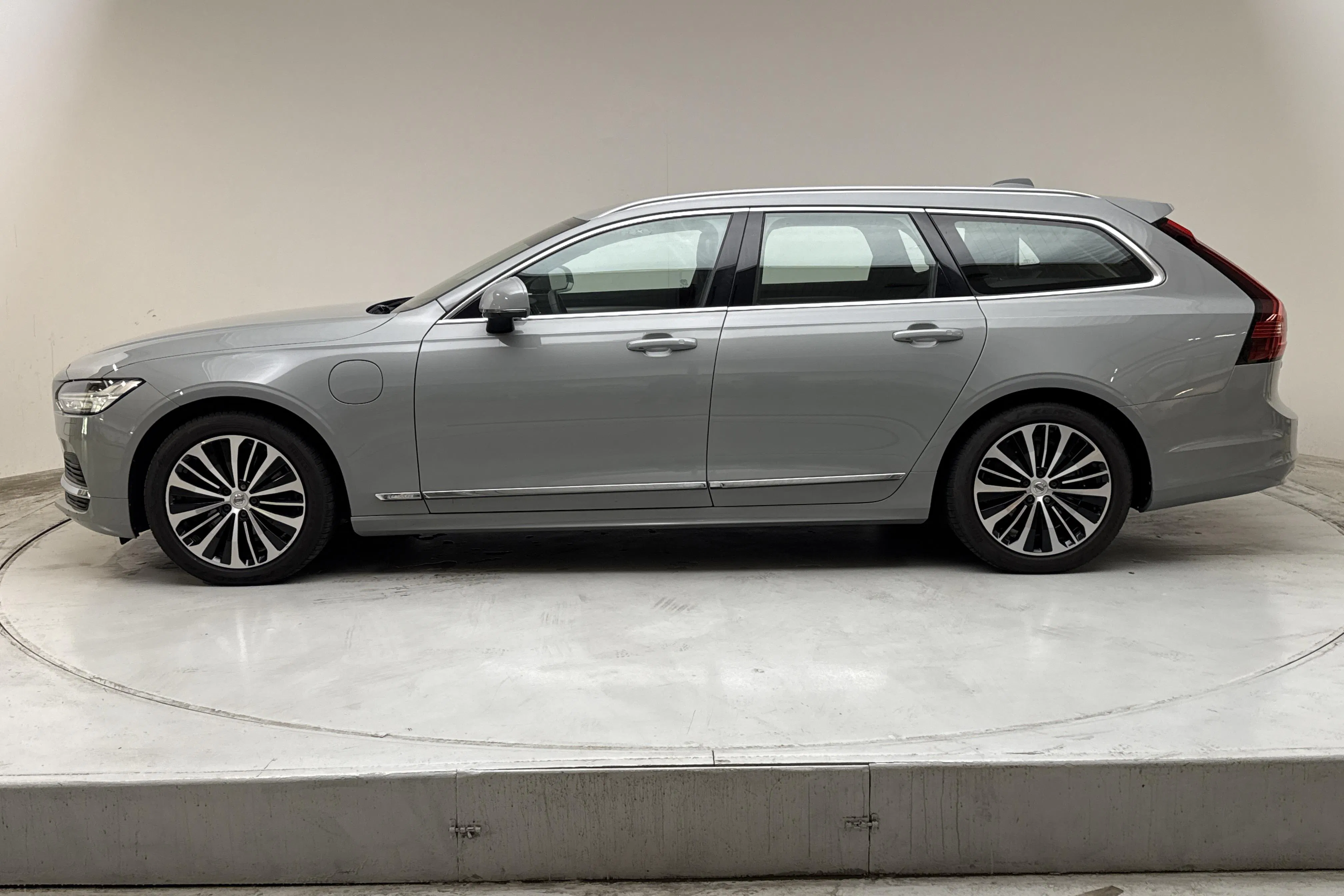 Presentation photo 2 of 18: Volvo V90 T6 AWD Recharge (350hk) - 61 350 km - Automatic - gray - 2024
