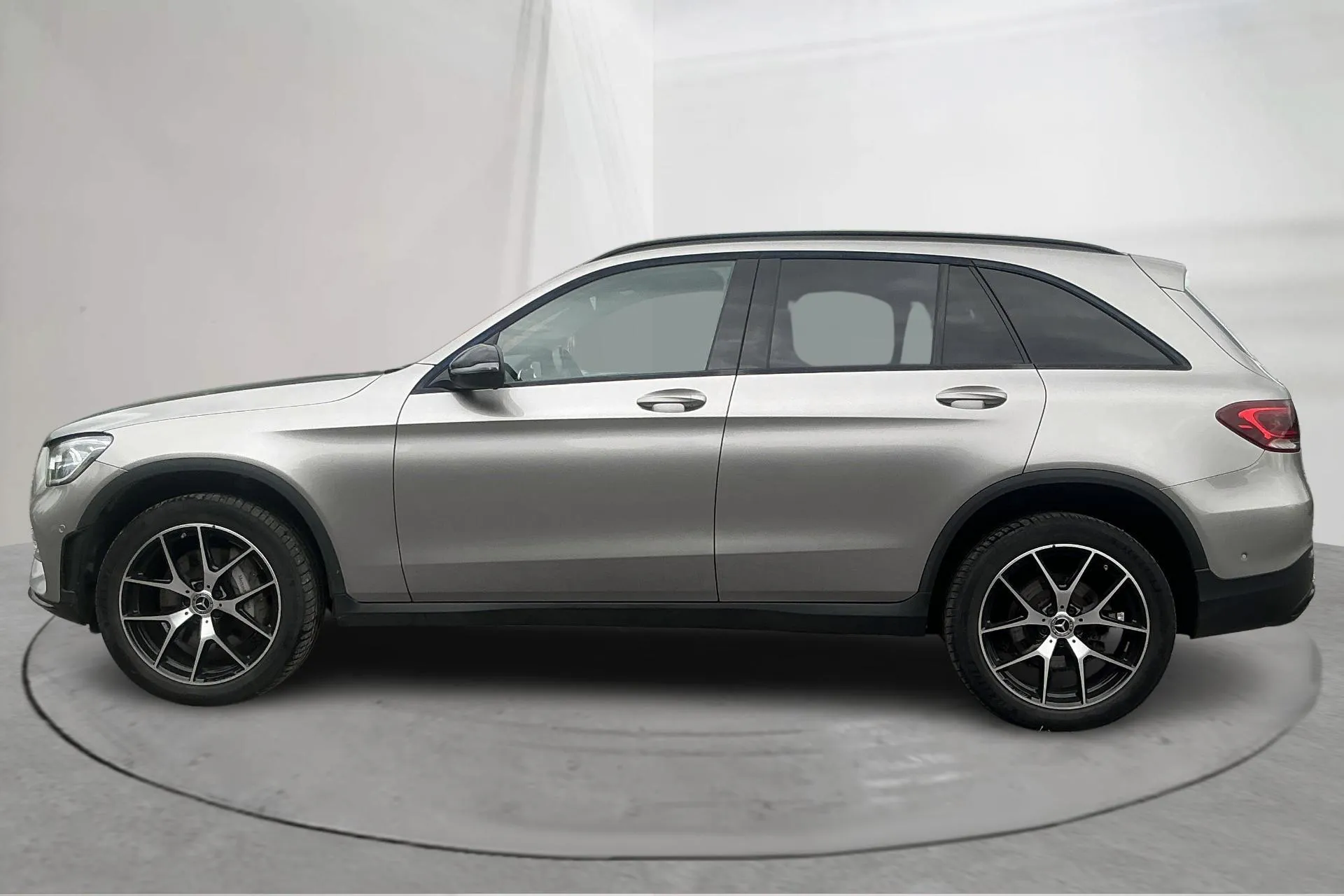 Presentationsfoto 2 av 16: Mercedes GLC 300 de 4MATIC X253 (316hk) - 13 033 mil - Automat - silver - 2022