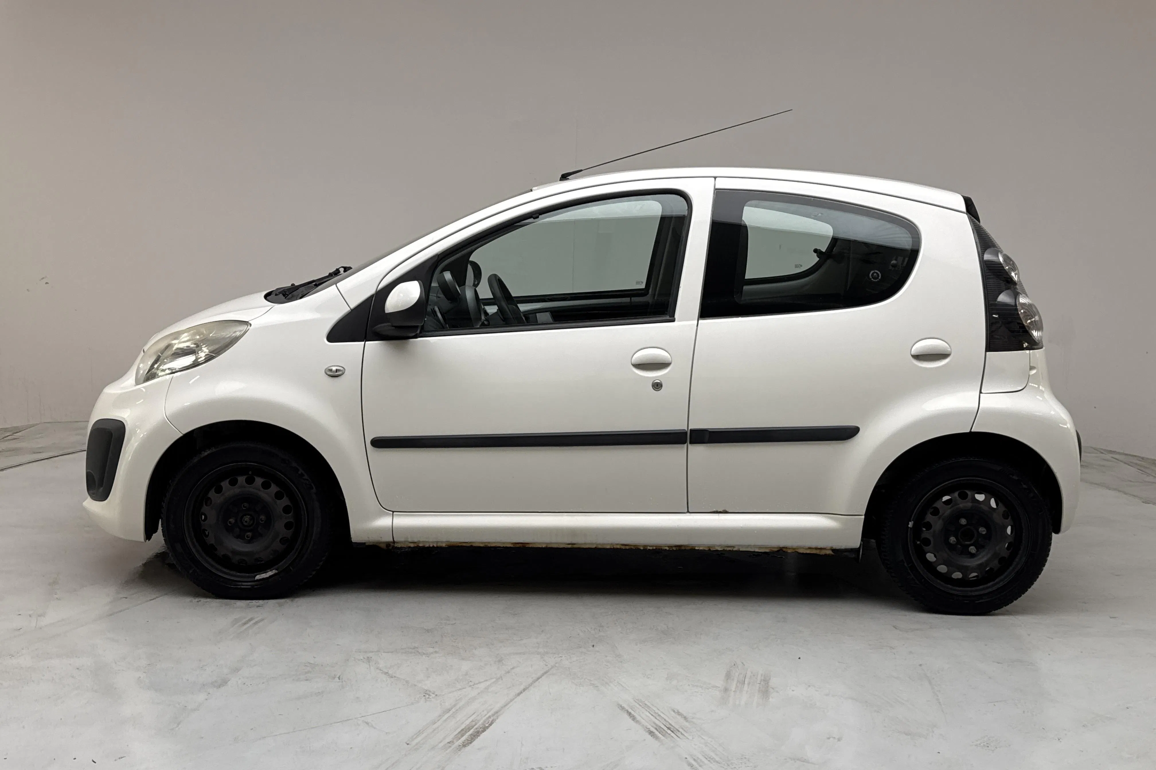 Presentationsfoto 2 av 12: Citroën C1 1.0 5dr (68hk) - 14 022 mil - Manuell - vit - 2013