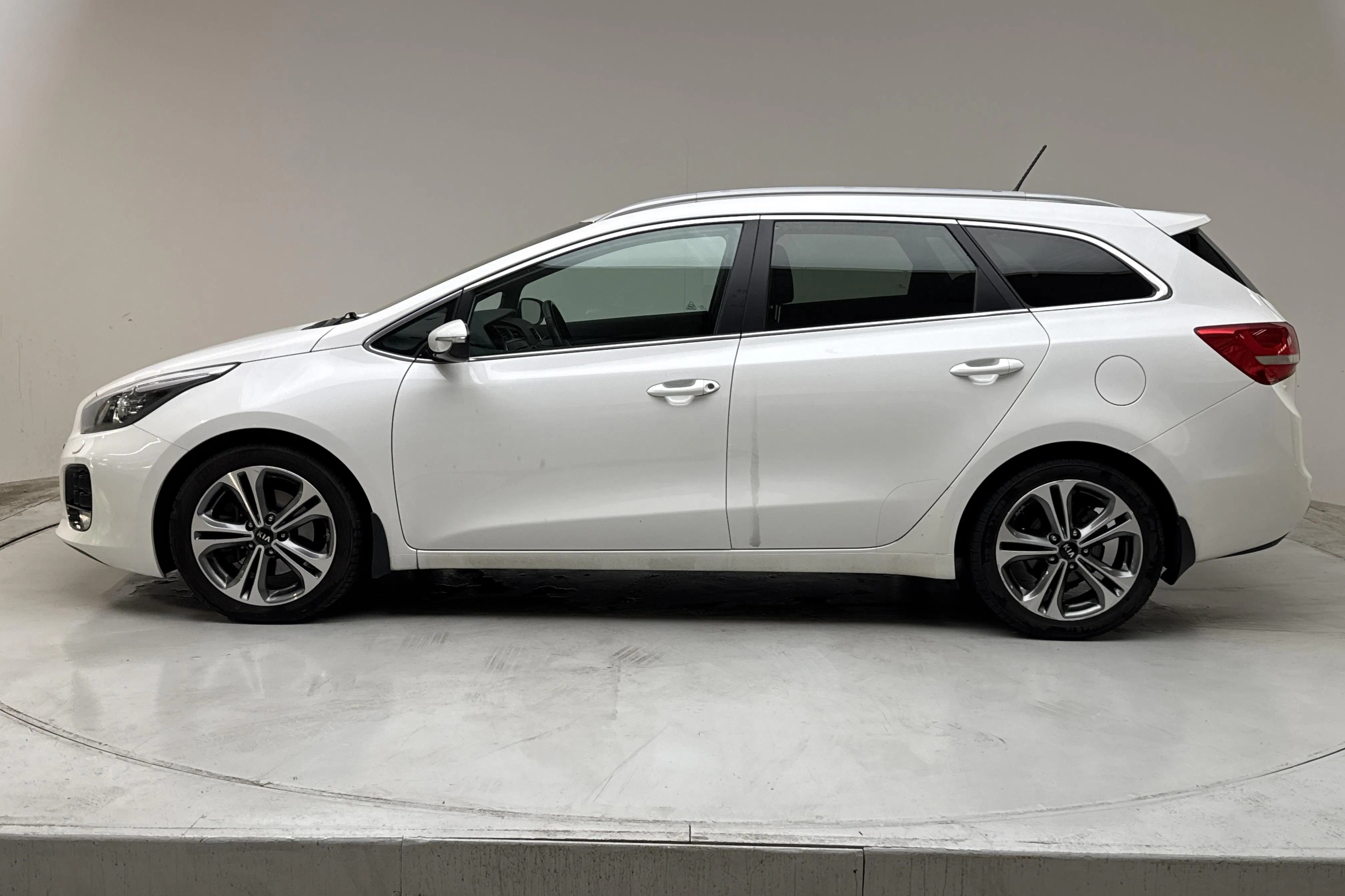 Presentation photo 2 of 17: KIA Cee'd 1.6 CRDi SW (136hk) - 140 860 km - Manual - white - 2016