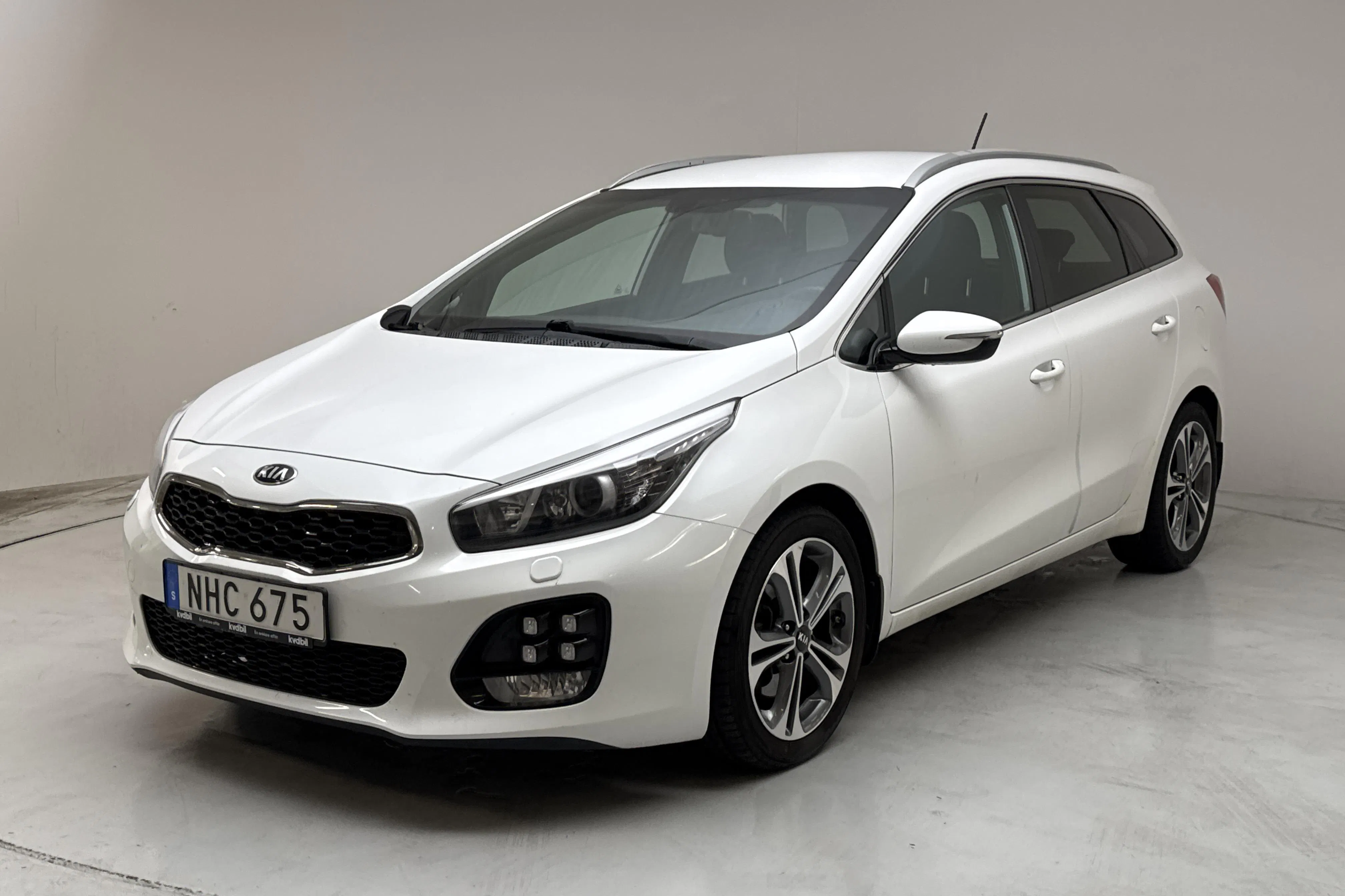 Presentation photo 1 of 17: KIA Cee'd 1.6 CRDi SW (136hk) - 140 860 km - Manual - white - 2016
