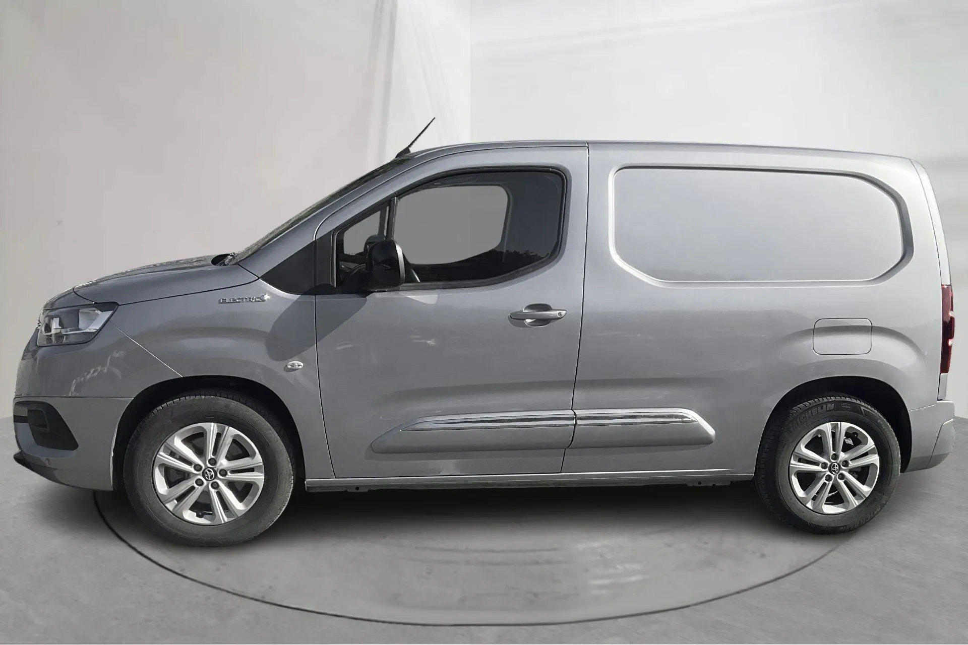Presentationsfoto 2 av 17: Toyota PROACE CITY Electric 50kWh (136hk) - 2 207 mil - Automat - silver - 2023