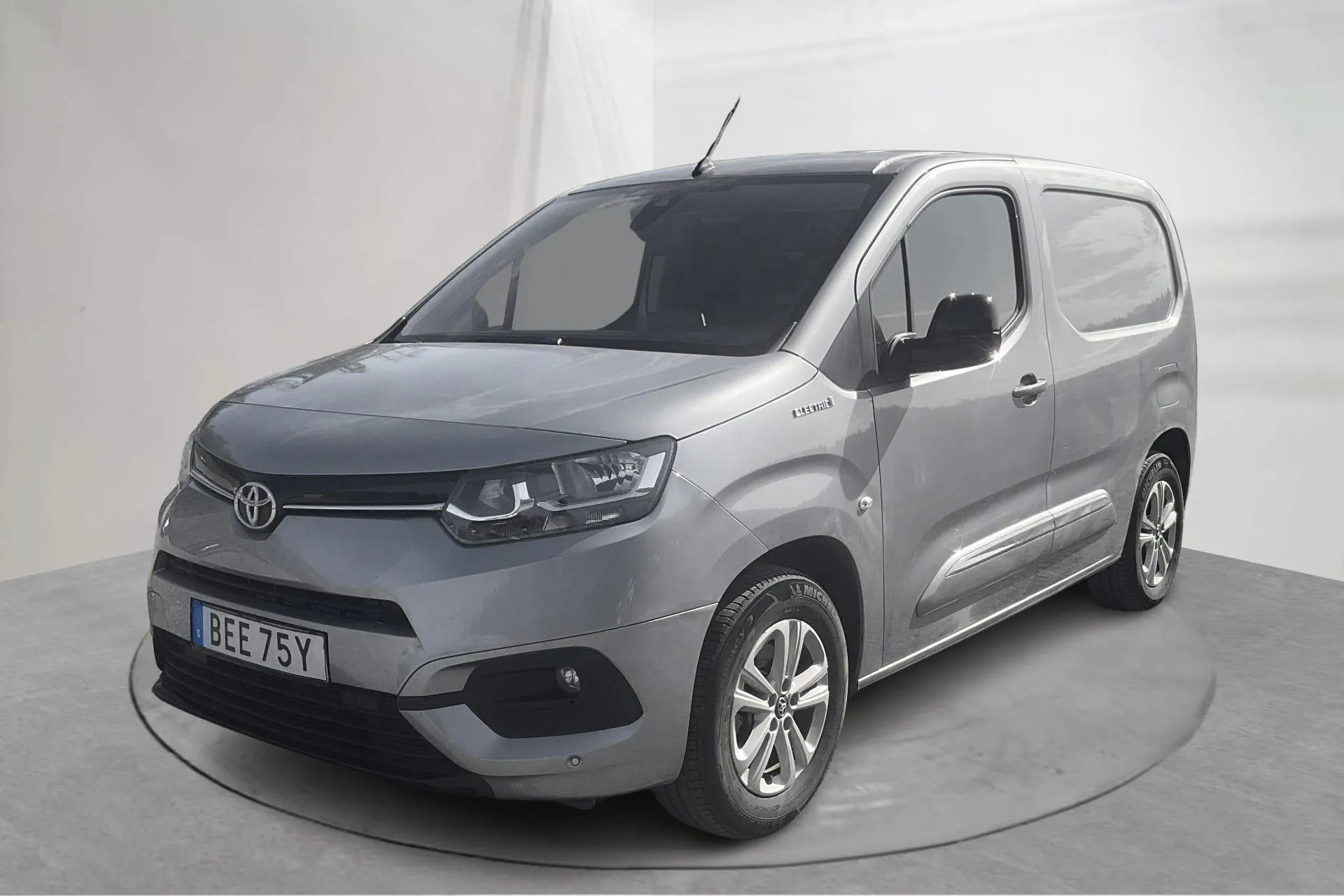 Presentationsfoto 1 av 17: Toyota PROACE CITY Electric 50kWh (136hk) - 2 207 mil - Automat - silver - 2023