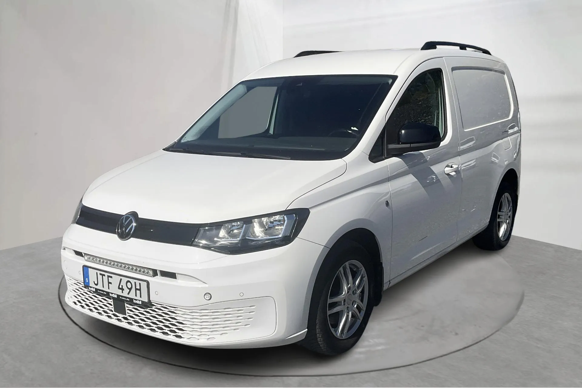 Presentationsfoto 1 av 14: VW Caddy Cargo 1.5 TSI Skåp (114hk) - 10 048 mil - Automat - vit - 2022