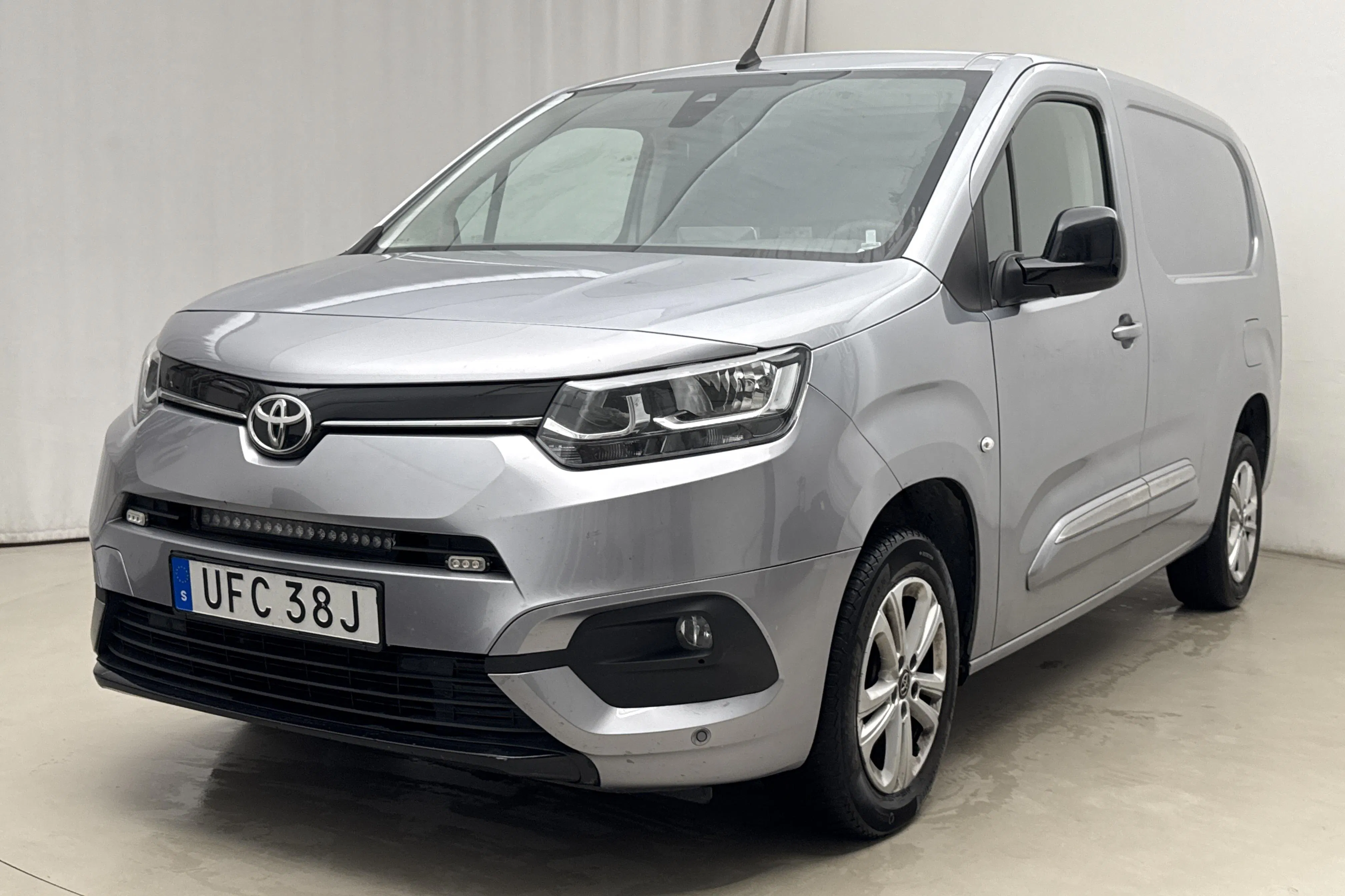 Presentationsfoto 1 av 17: Toyota PROACE CITY 1.5D (130hk) - 16 189 mil - Automat - silver - 2021