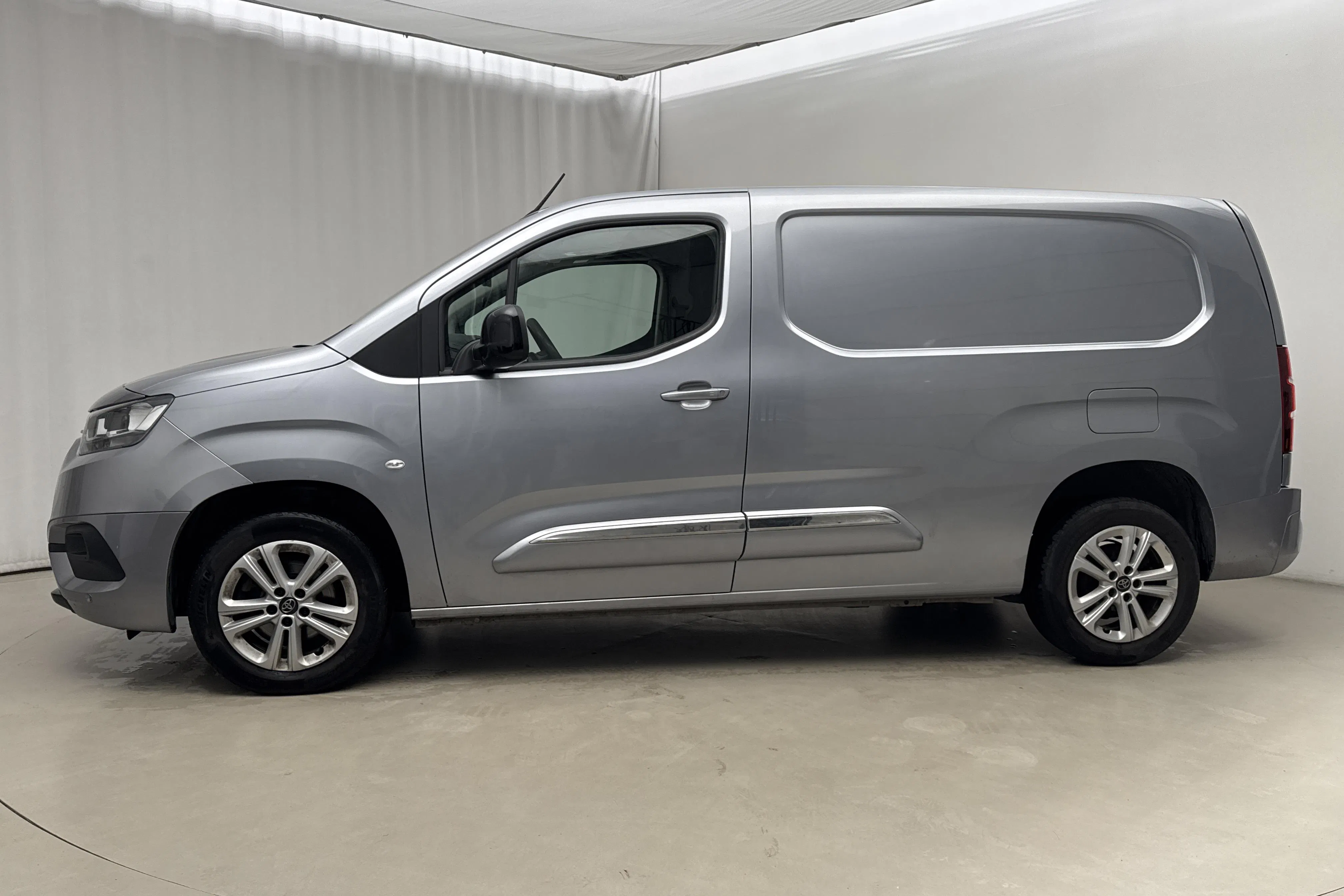 Presentationsfoto 2 av 17: Toyota PROACE CITY 1.5D (130hk) - 16 189 mil - Automat - silver - 2021
