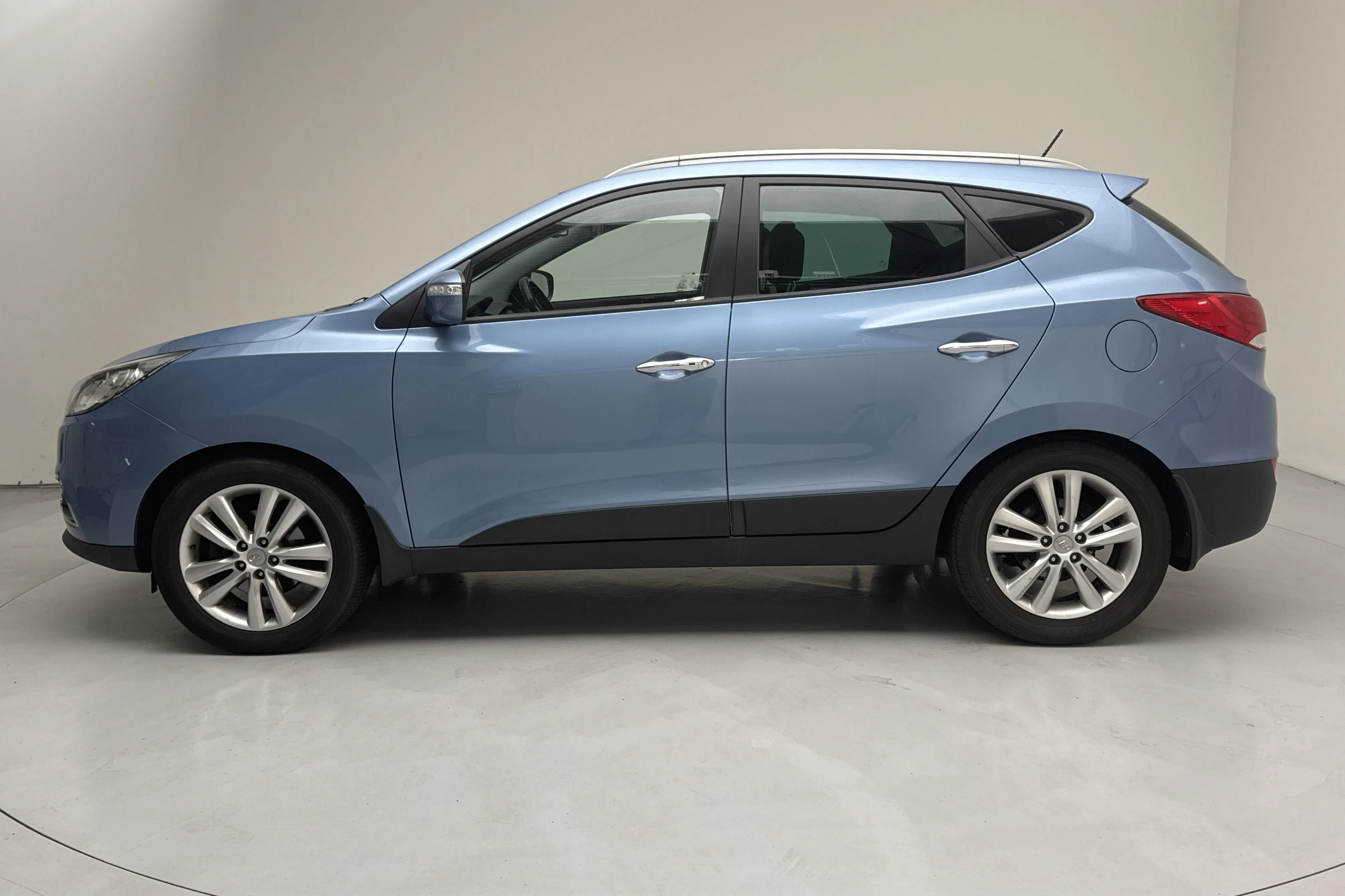 Presentation photo 2 of 14: Hyundai ix35 2.0 CRDi-R 4WD (184hk) - 155 040 km - Automatic - light blue - 2012