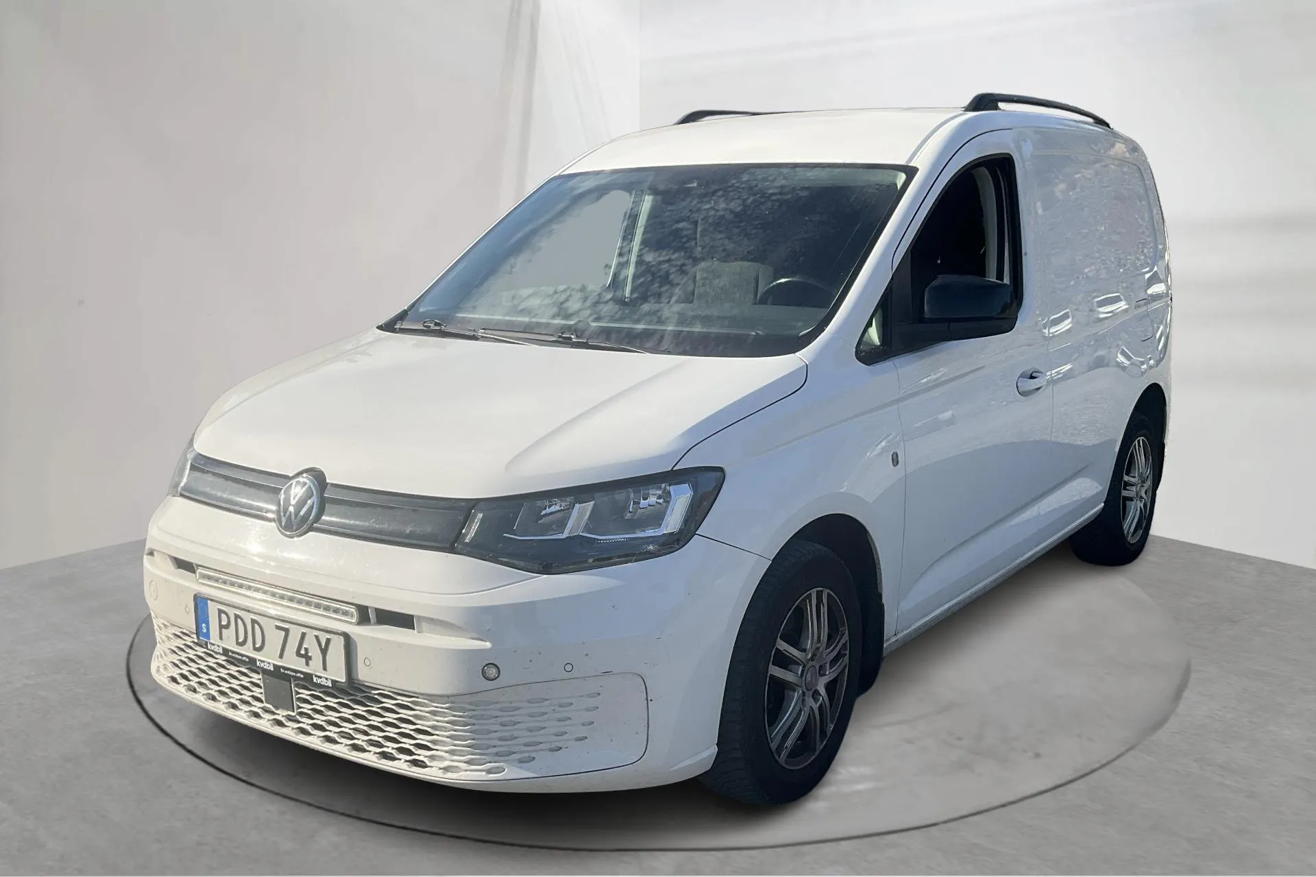 Presentationsfoto 1 av 14: VW Caddy Cargo 1.5 TSI Skåp (114hk) - 12 372 mil - Automat - vit - 2022