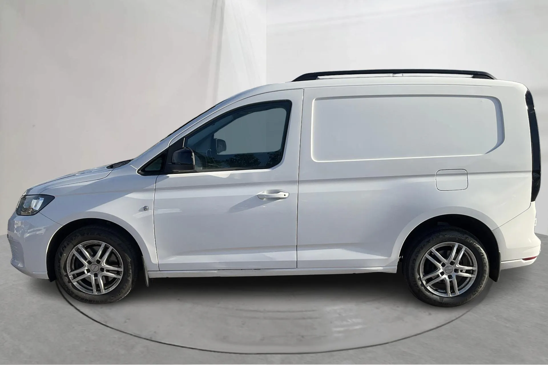 Presentationsfoto 2 av 16: VW Caddy Cargo 1.5 TSI Skåp (114hk) - 14 295 mil - Automat - vit - 2022