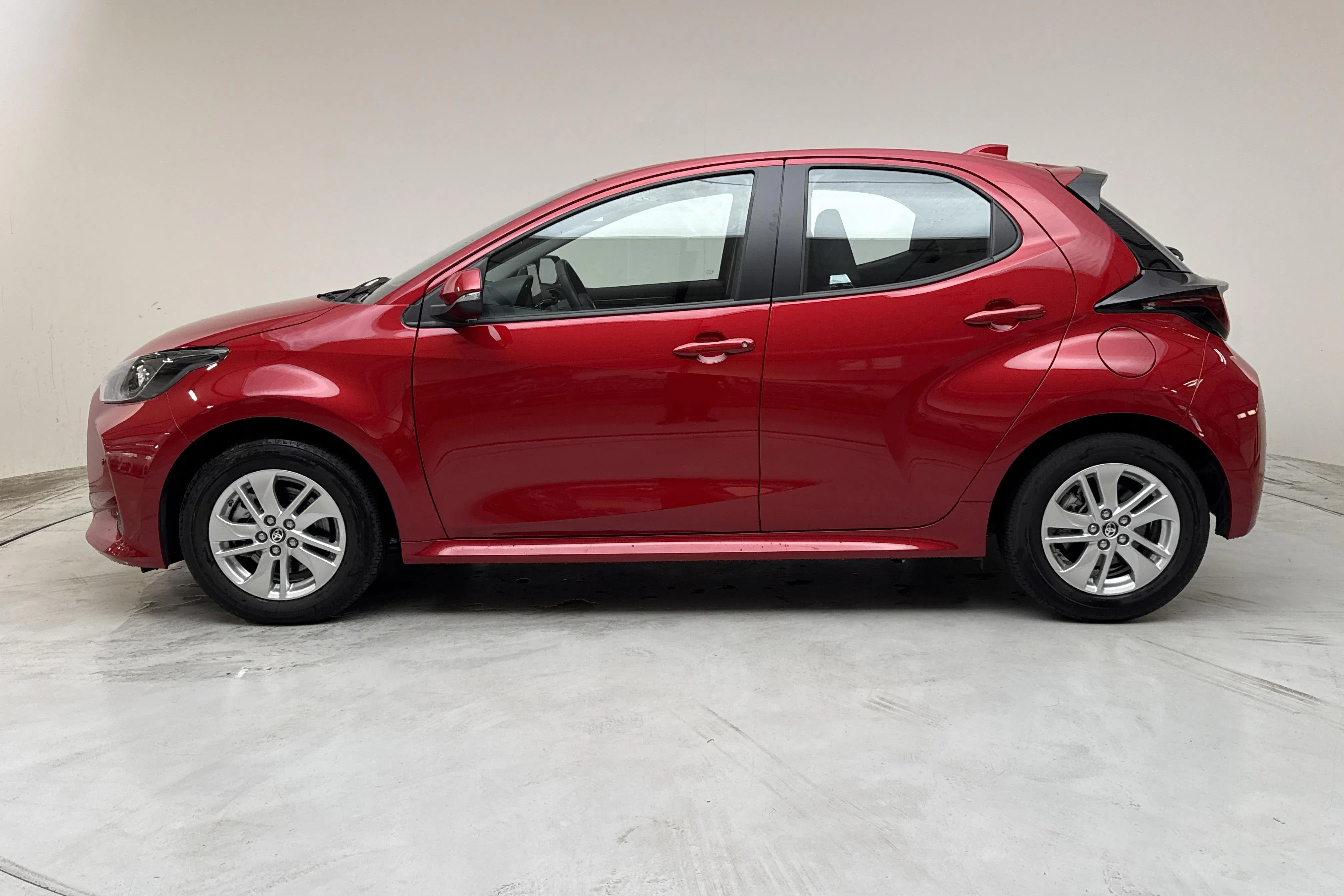 Presentationsfoto 2 av 13: Toyota Yaris 1.5 Hybrid 5dr (116hk) - 631 mil - Automat - röd - 2024