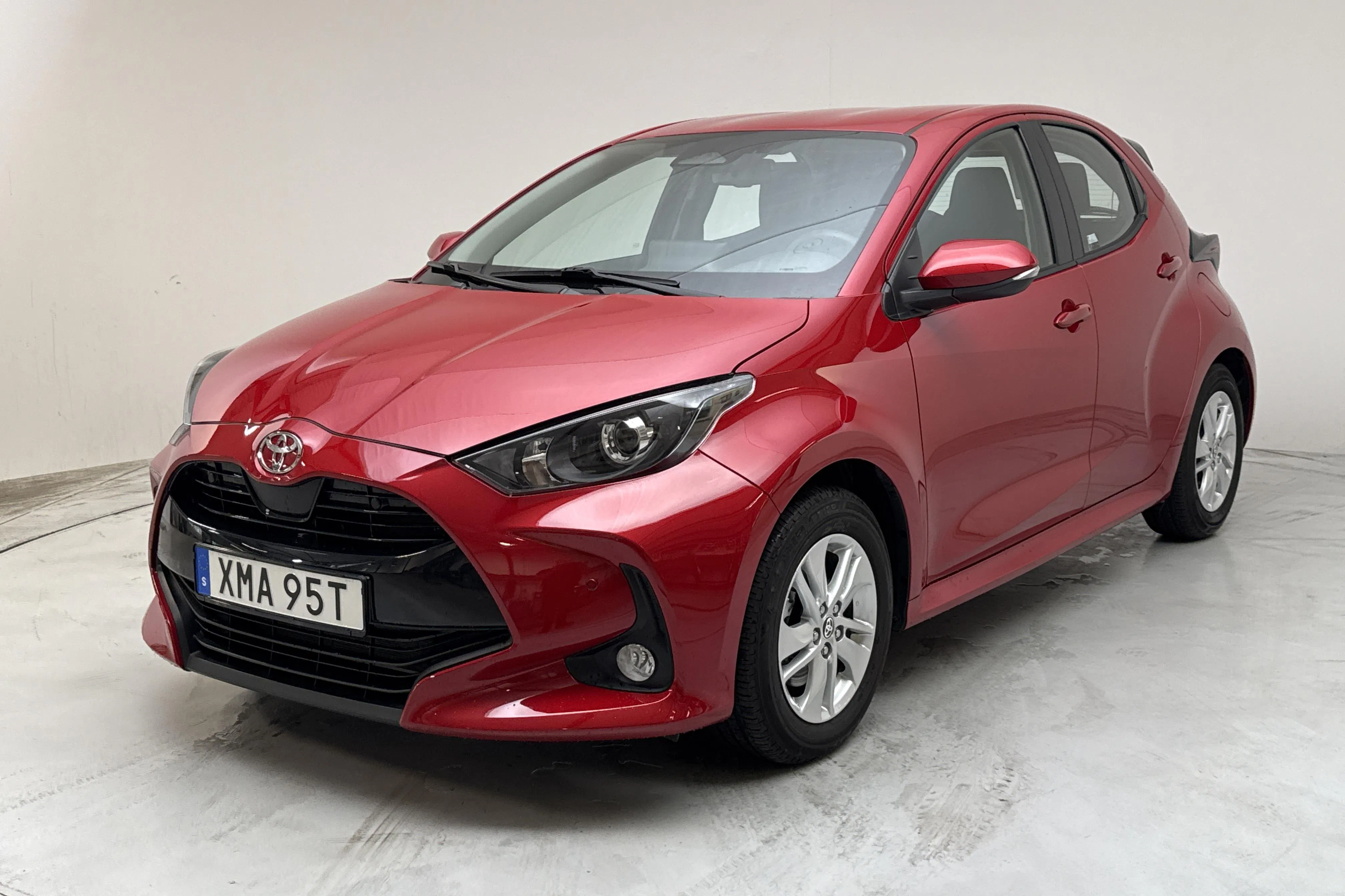 Presentationsfoto 1 av 13: Toyota Yaris 1.5 Hybrid 5dr (116hk) - 631 mil - Automat - röd - 2024