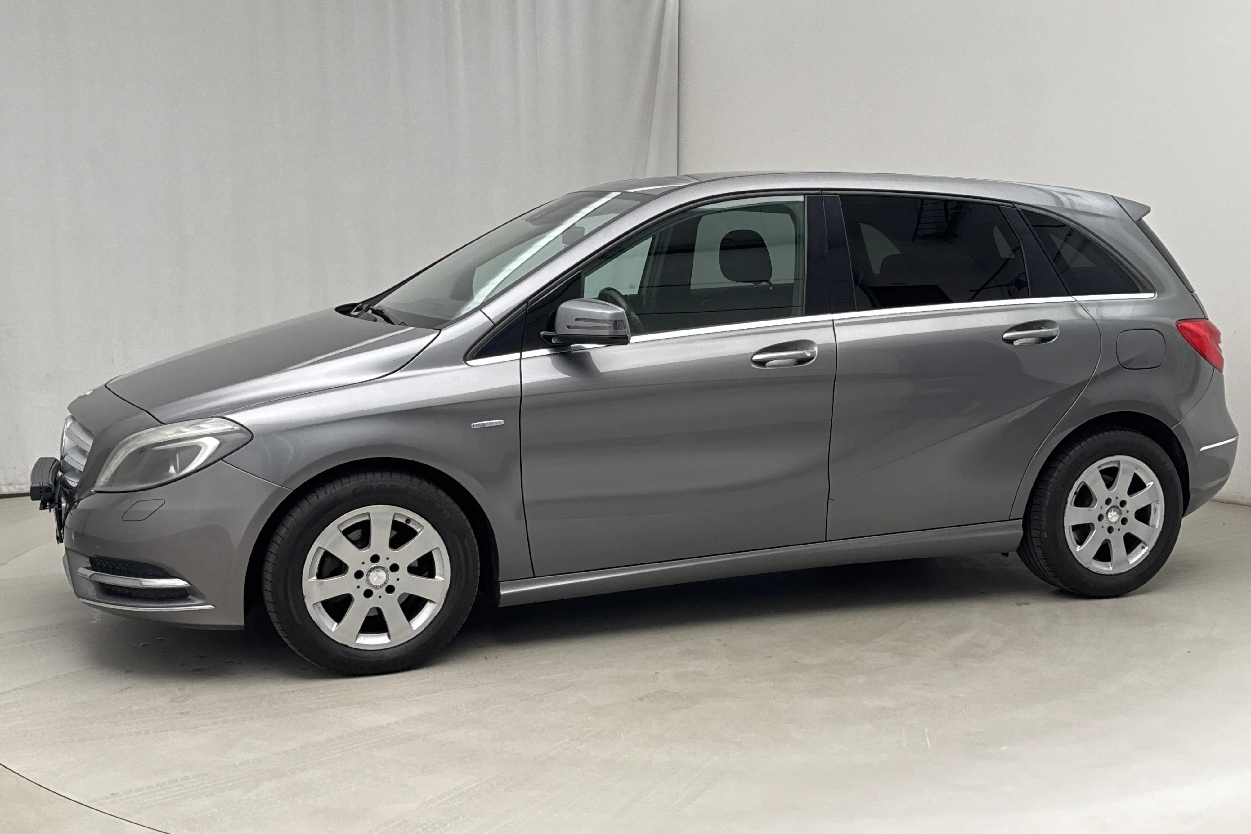 Presentationsfoto 2 av 14: Mercedes B 180 CDI W246 (109hk) - 23 467 mil - Automat - Mörkgrå - 2012