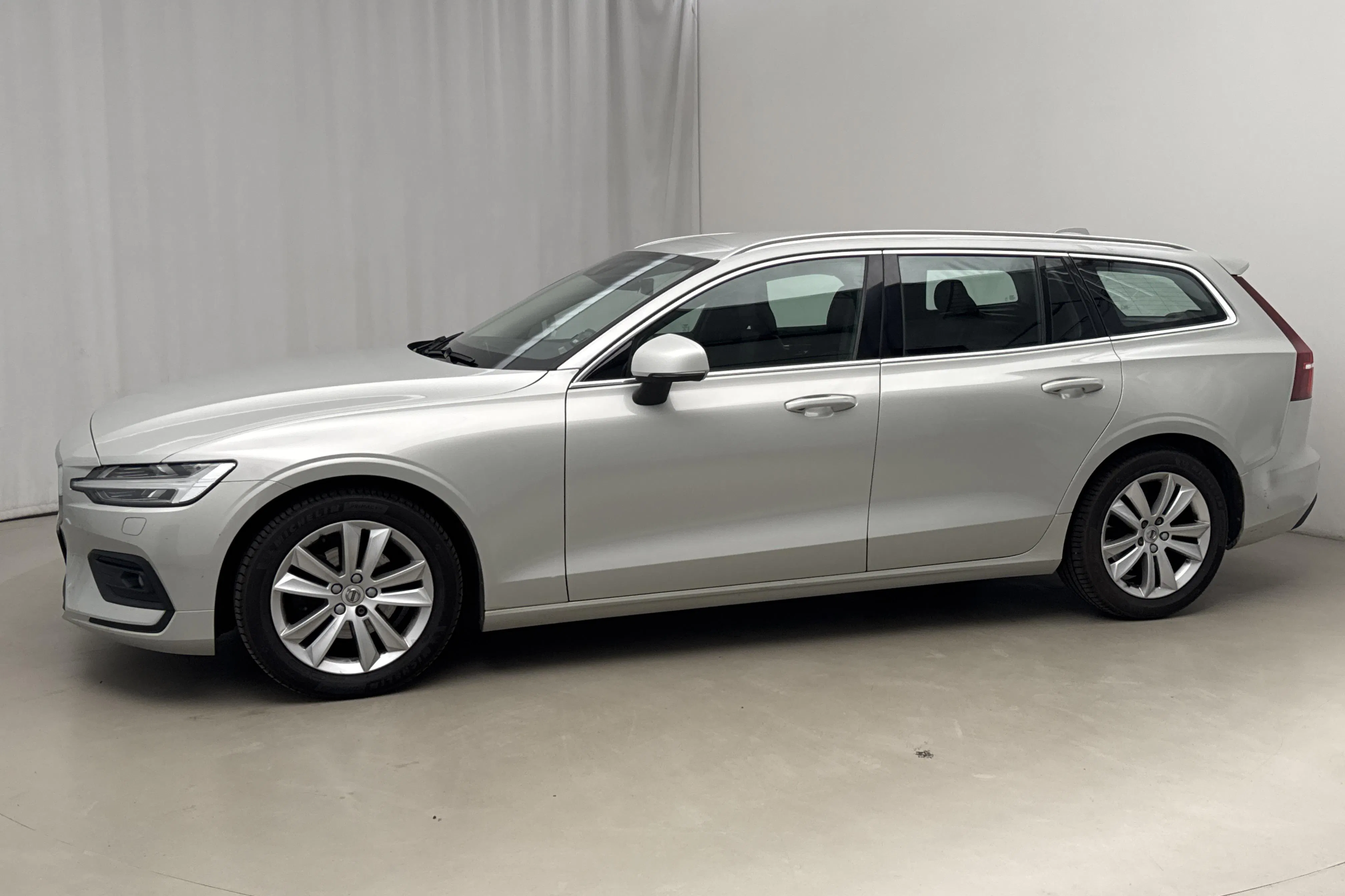 Presentationsfoto 2 av 14: Volvo V60 D4 AWD (190hk) - 10 407 mil - Automat - vit - 2019