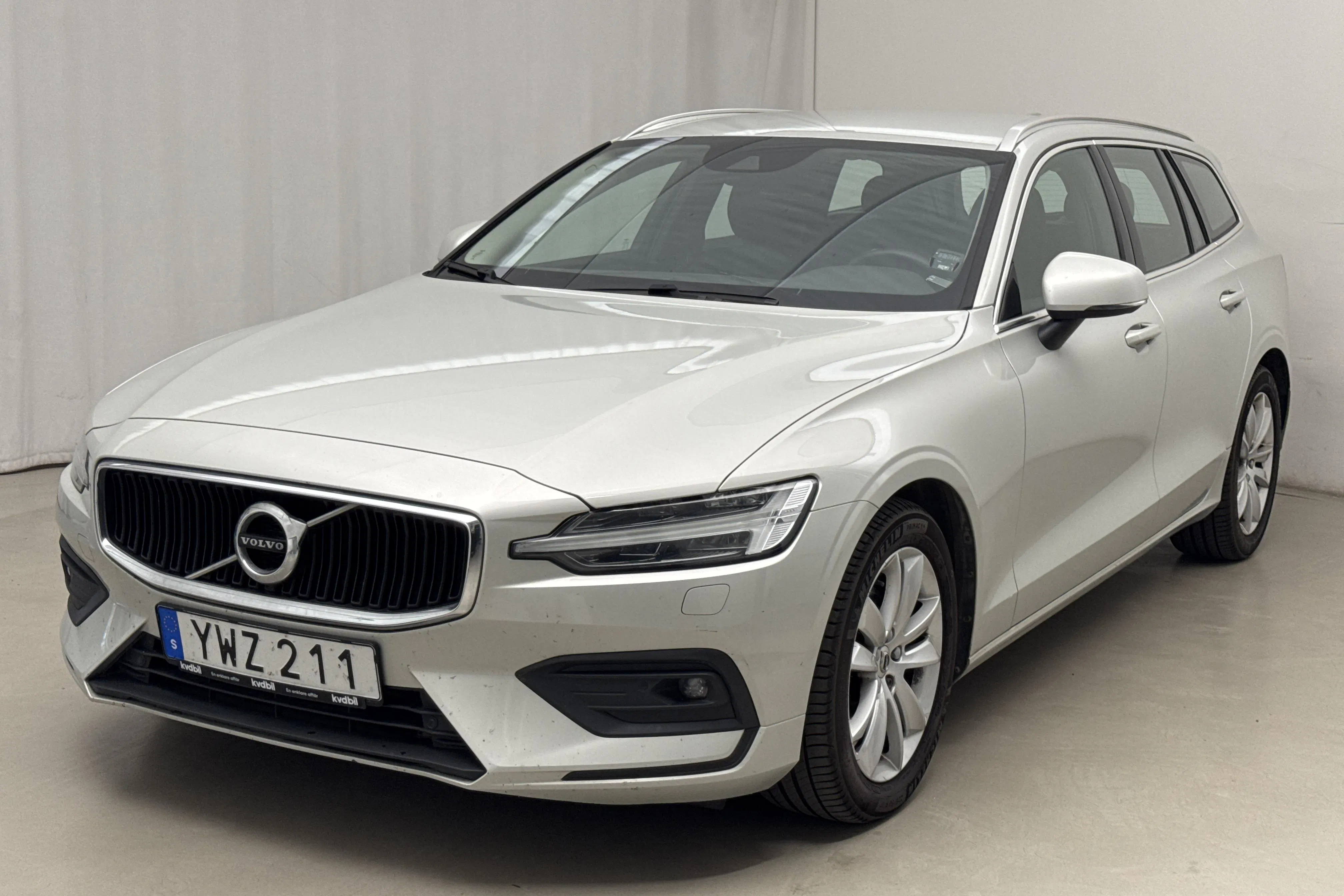 Presentationsfoto 1 av 14: Volvo V60 D4 AWD (190hk) - 10 407 mil - Automat - vit - 2019