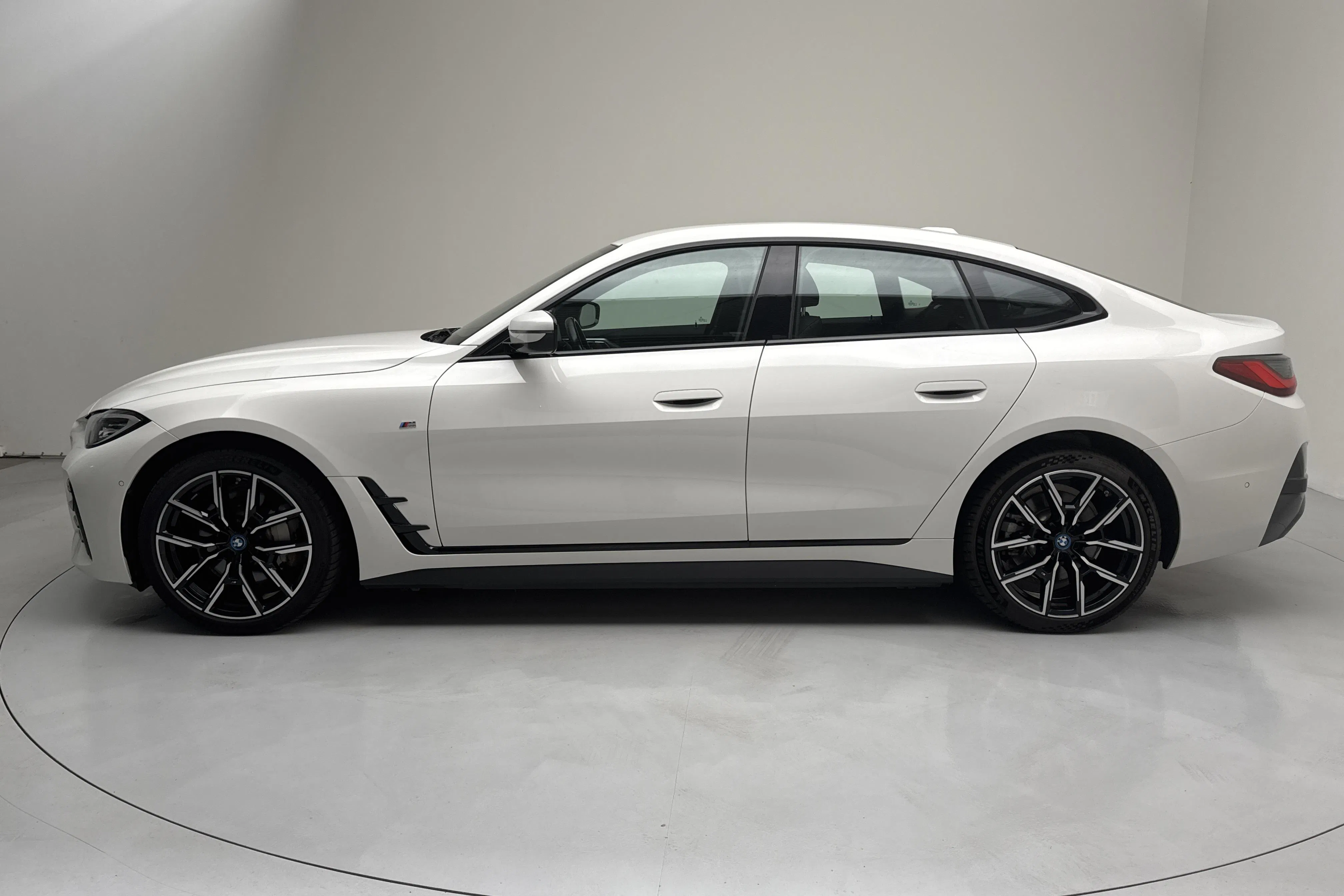 Presentationsfoto 2 av 19: BMW i4 eDrive40, G26 (340hk) - 8 870 mil - Automat - vit - 2024