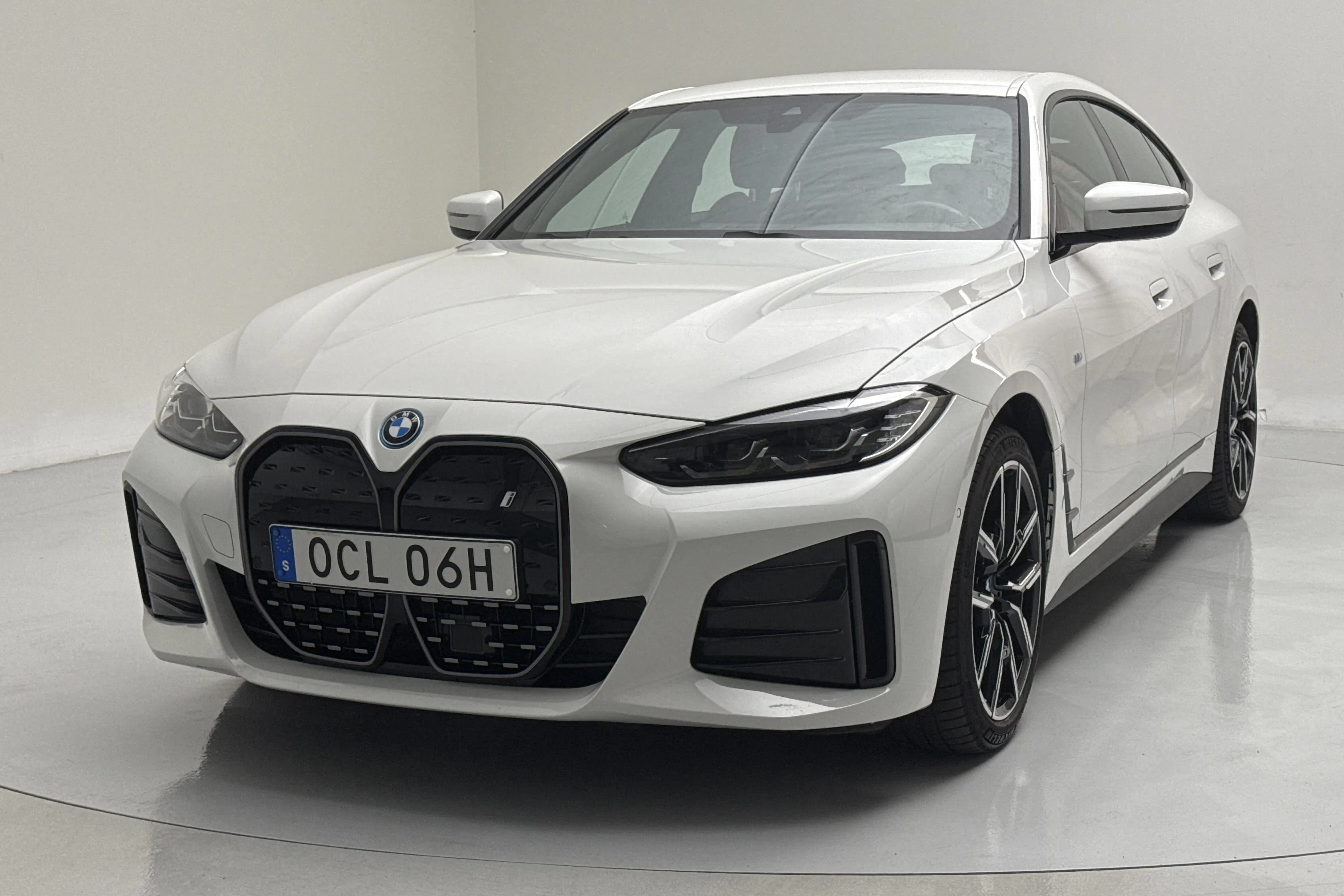 Presentationsfoto 1 av 19: BMW i4 eDrive40, G26 (340hk) - 8 870 mil - Automat - vit - 2024