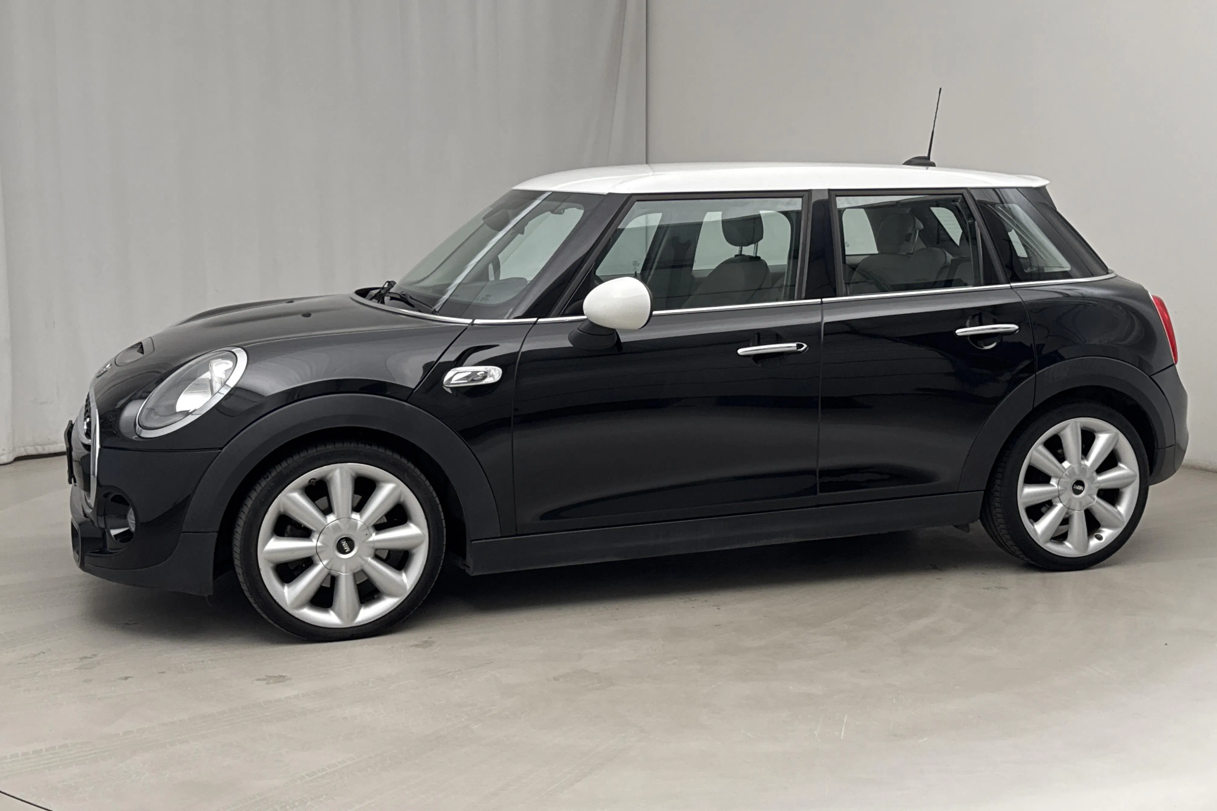Presentationsfoto 2 av 15: MINI Cooper SD Hatch 5dr (170hk) - 16 662 mil - Automat - svart - 2015