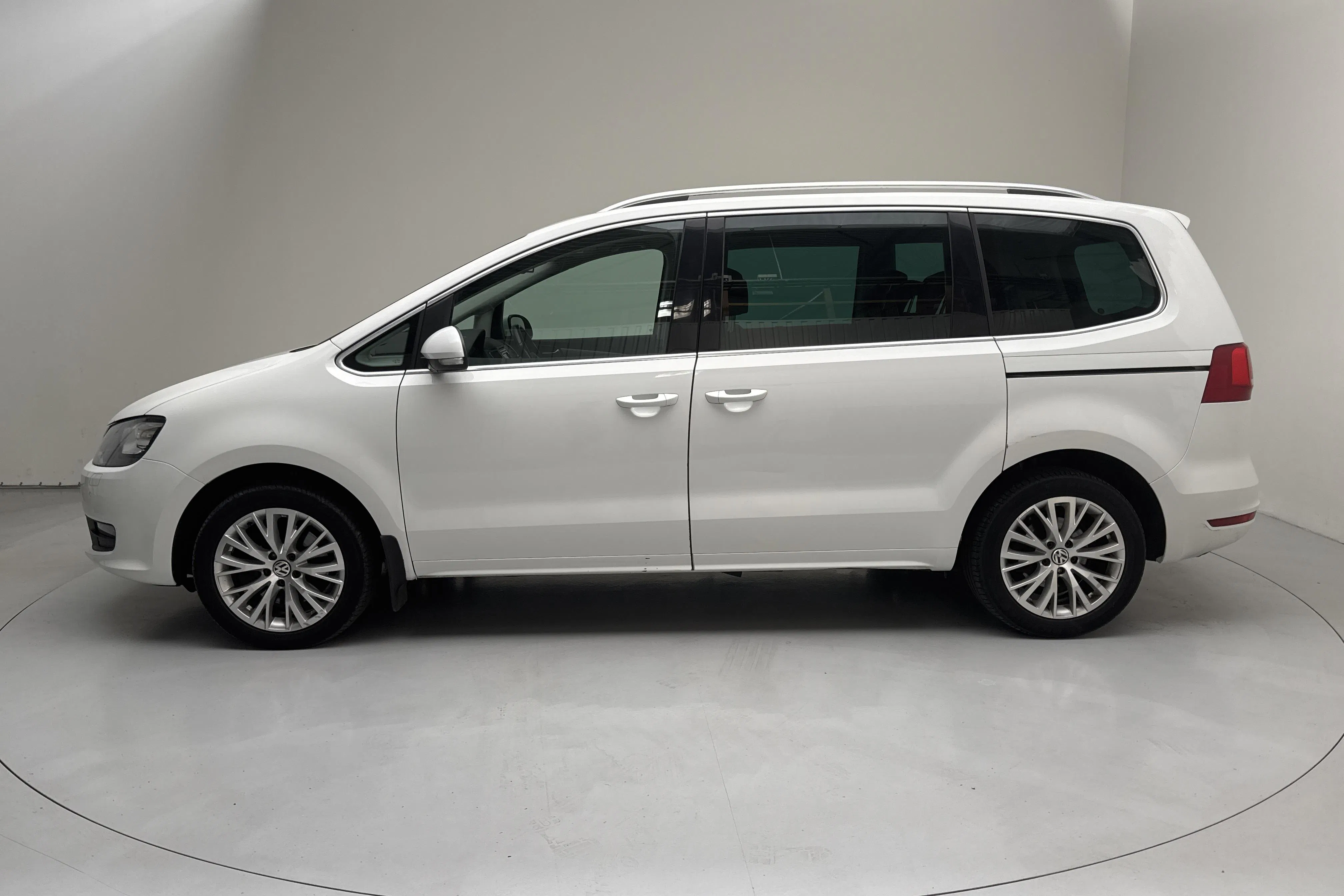 Presentation photo 2 of 17: VW Sharan 2.0 TDI BlueMotion Technology (140hk) - 179 730 km - Automatic - white - 2015