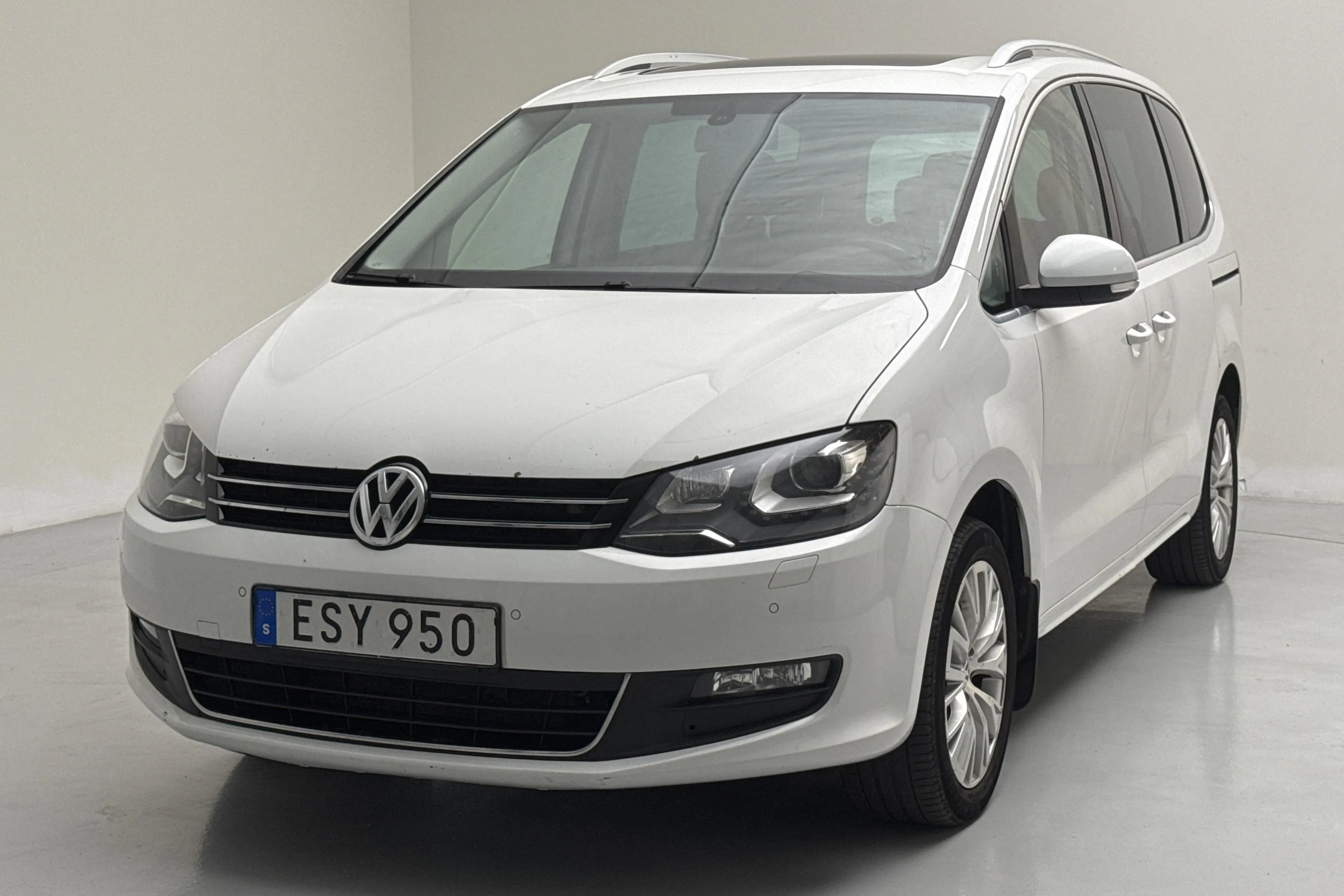 Presentation photo 1 of 17: VW Sharan 2.0 TDI BlueMotion Technology (140hk) - 179 730 km - Automatic - white - 2015