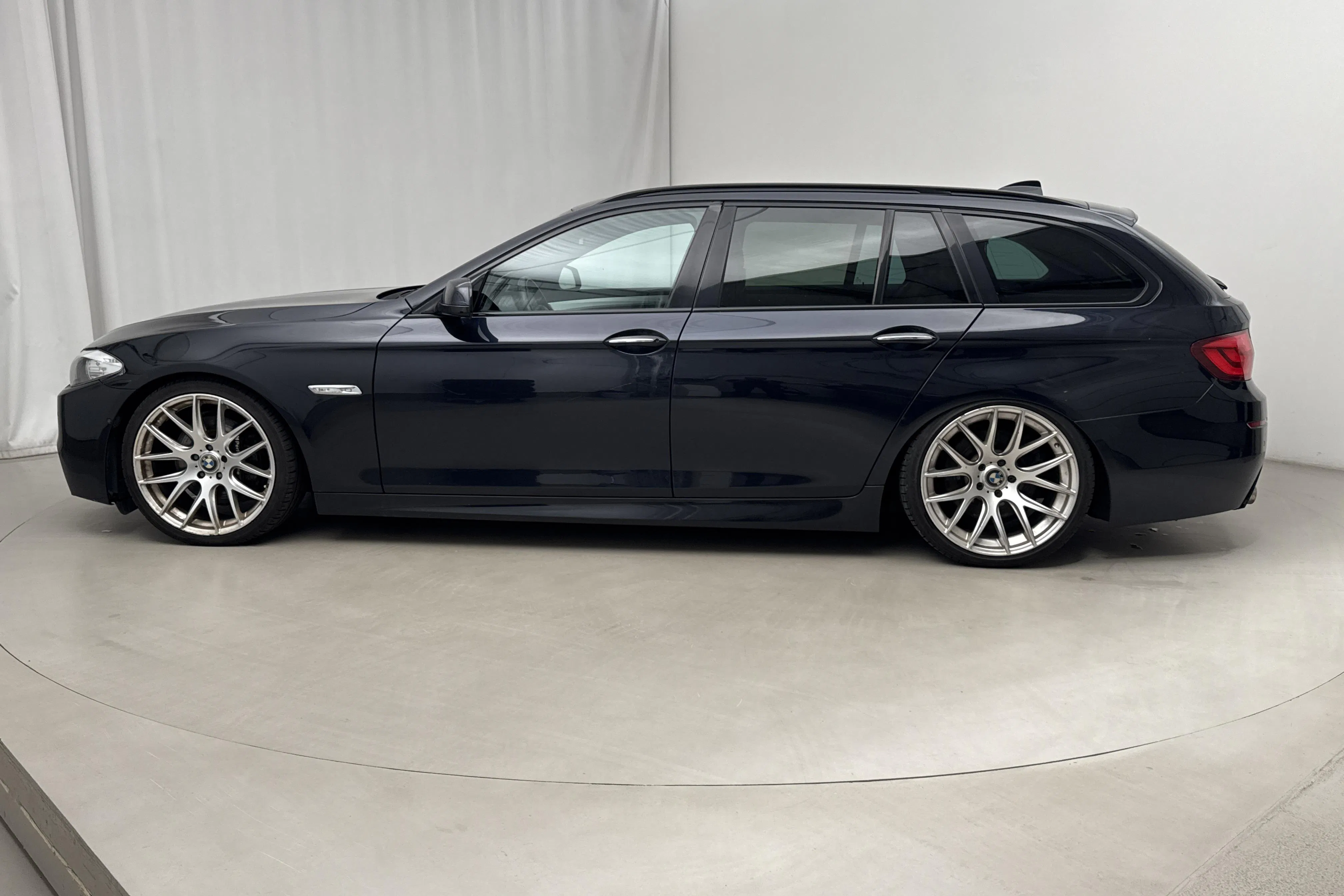 Presentationsfoto 2 av 15: BMW 535i Touring, F11 (306hk) - 23 782 mil - Automat - svart - 2011