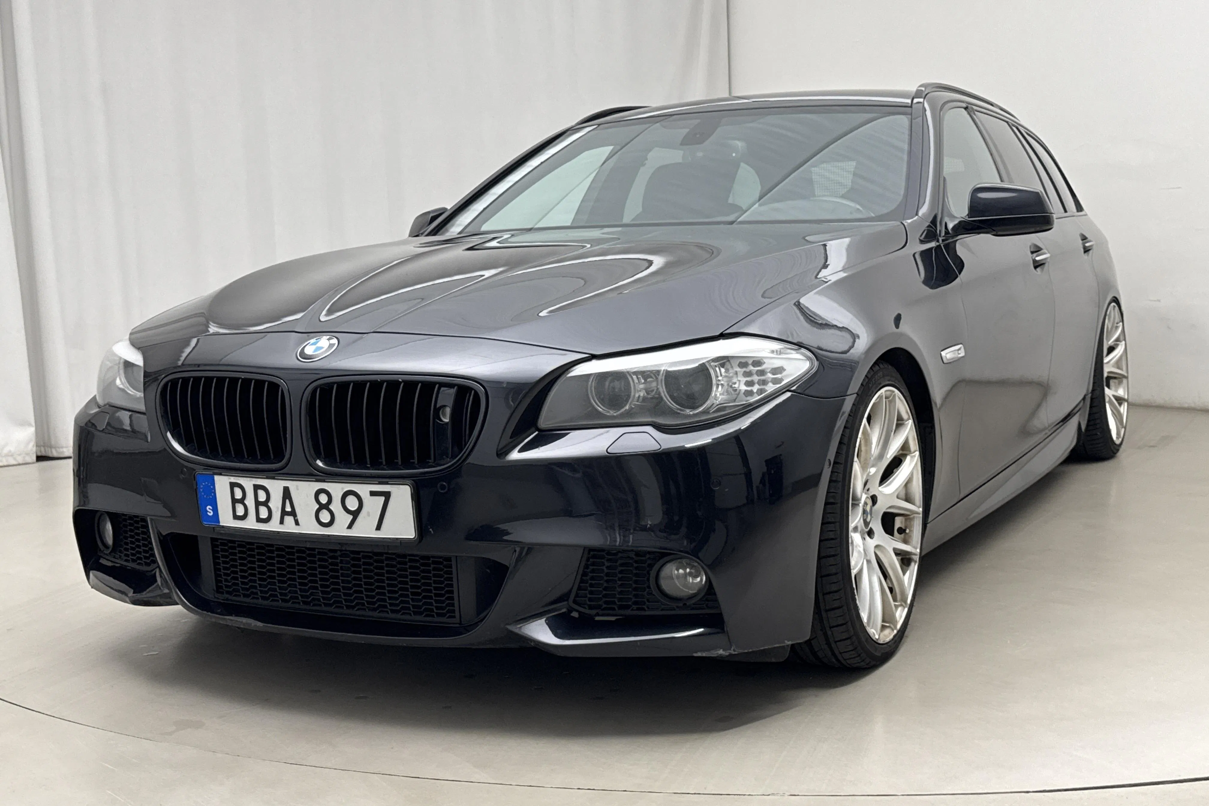 Presentationsfoto 1 av 15: BMW 535i Touring, F11 (306hk) - 23 782 mil - Automat - svart - 2011