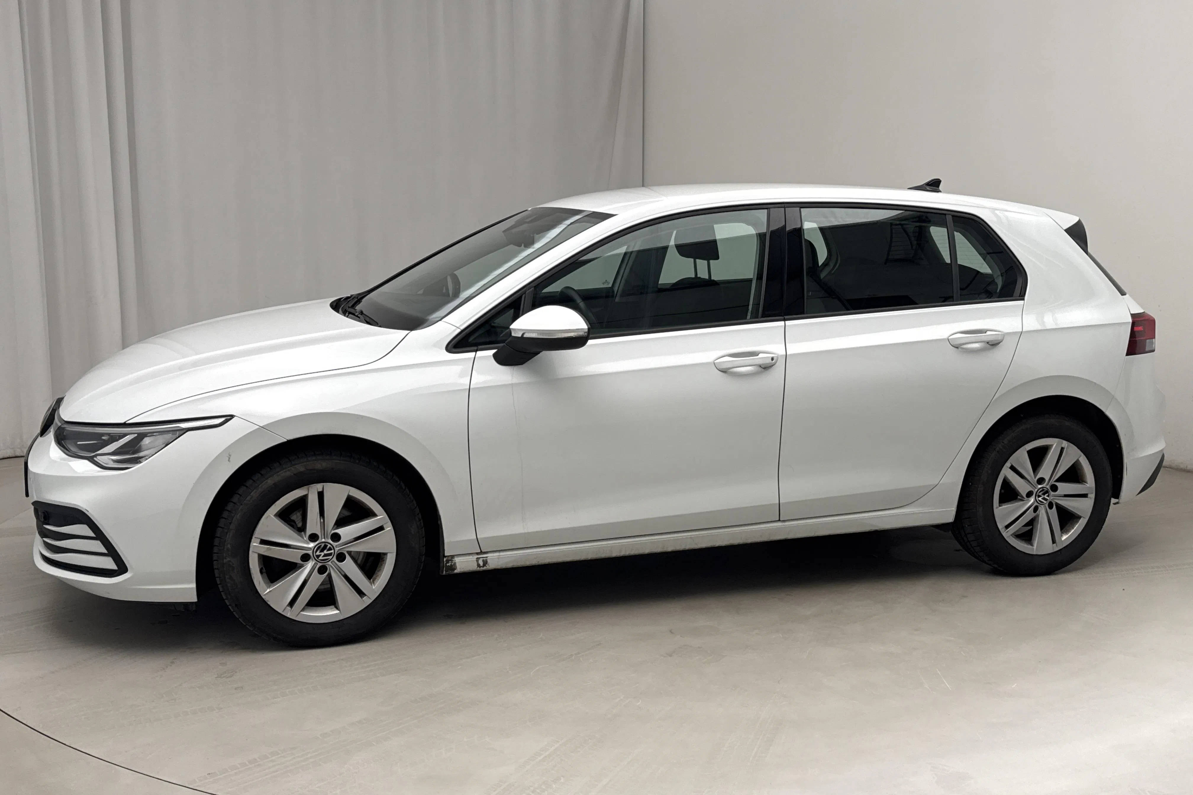 Presentationsfoto 2 av 16: VW Golf VIII TGI 5dr (130hk) - 7 086 mil - Automat - vit - 2023