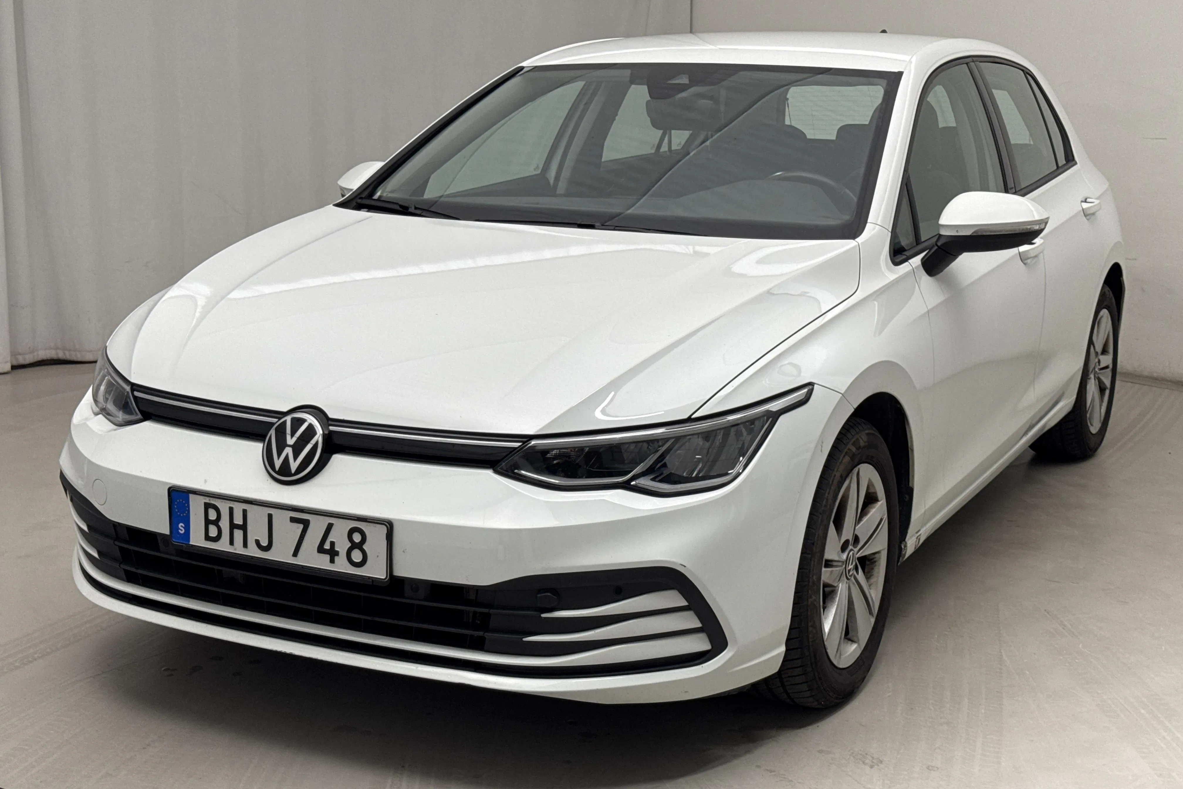Presentationsfoto 1 av 16: VW Golf VIII TGI 5dr (130hk) - 7 086 mil - Automat - vit - 2023