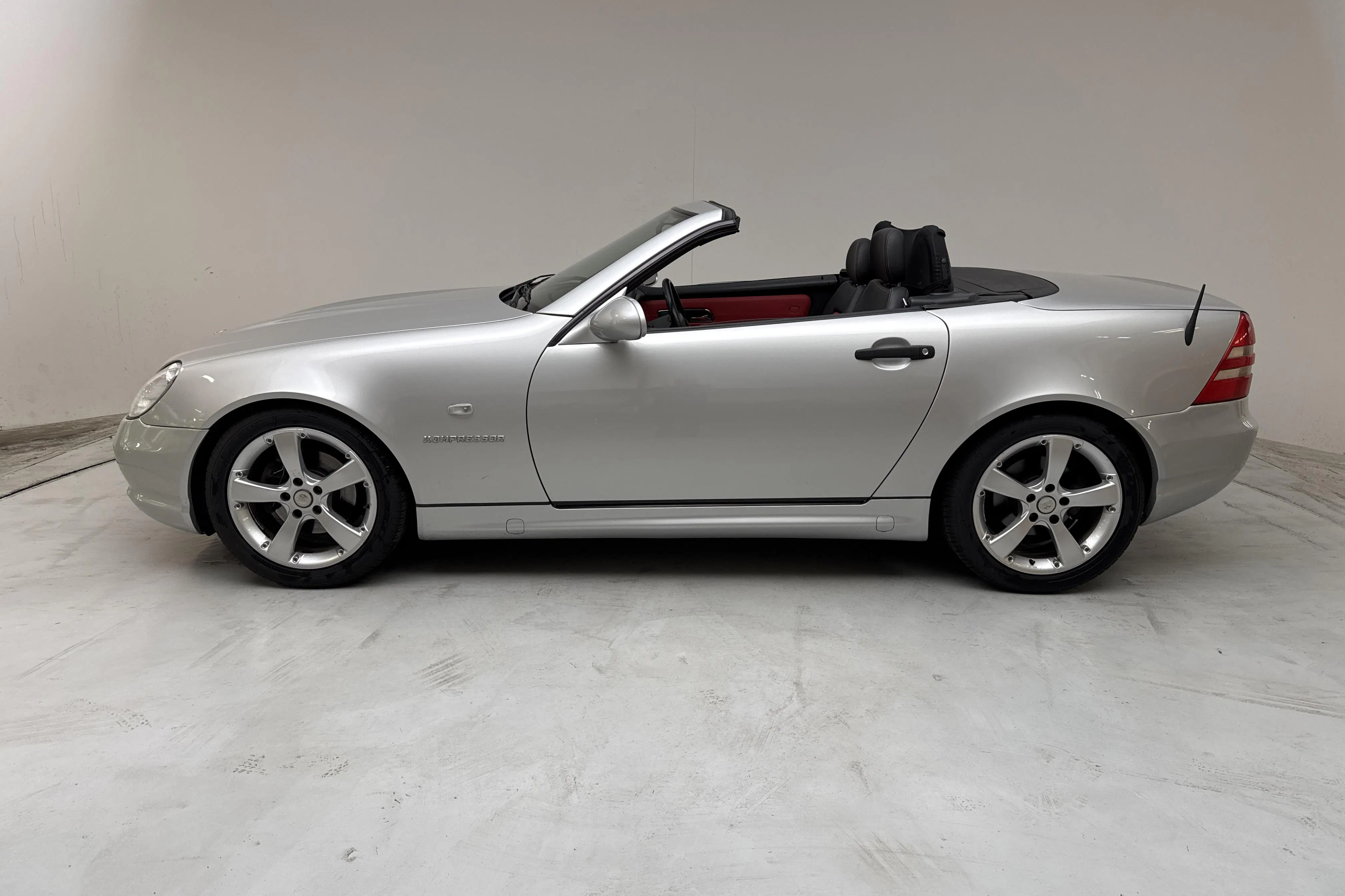 Presentationsfoto 2 av 16: Mercedes SLK 230 Kompressor R170 (193hk) - 10 884 mil - Automat - silver - 2000