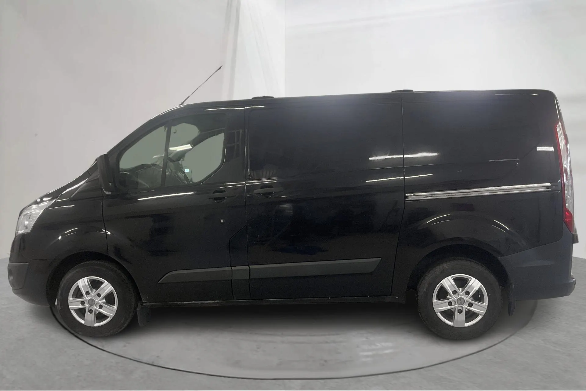 Presentationsfoto 2 av 16: Ford Transit Custom 290 (125hk) - 25 305 mil - Manuell - svart - 2015