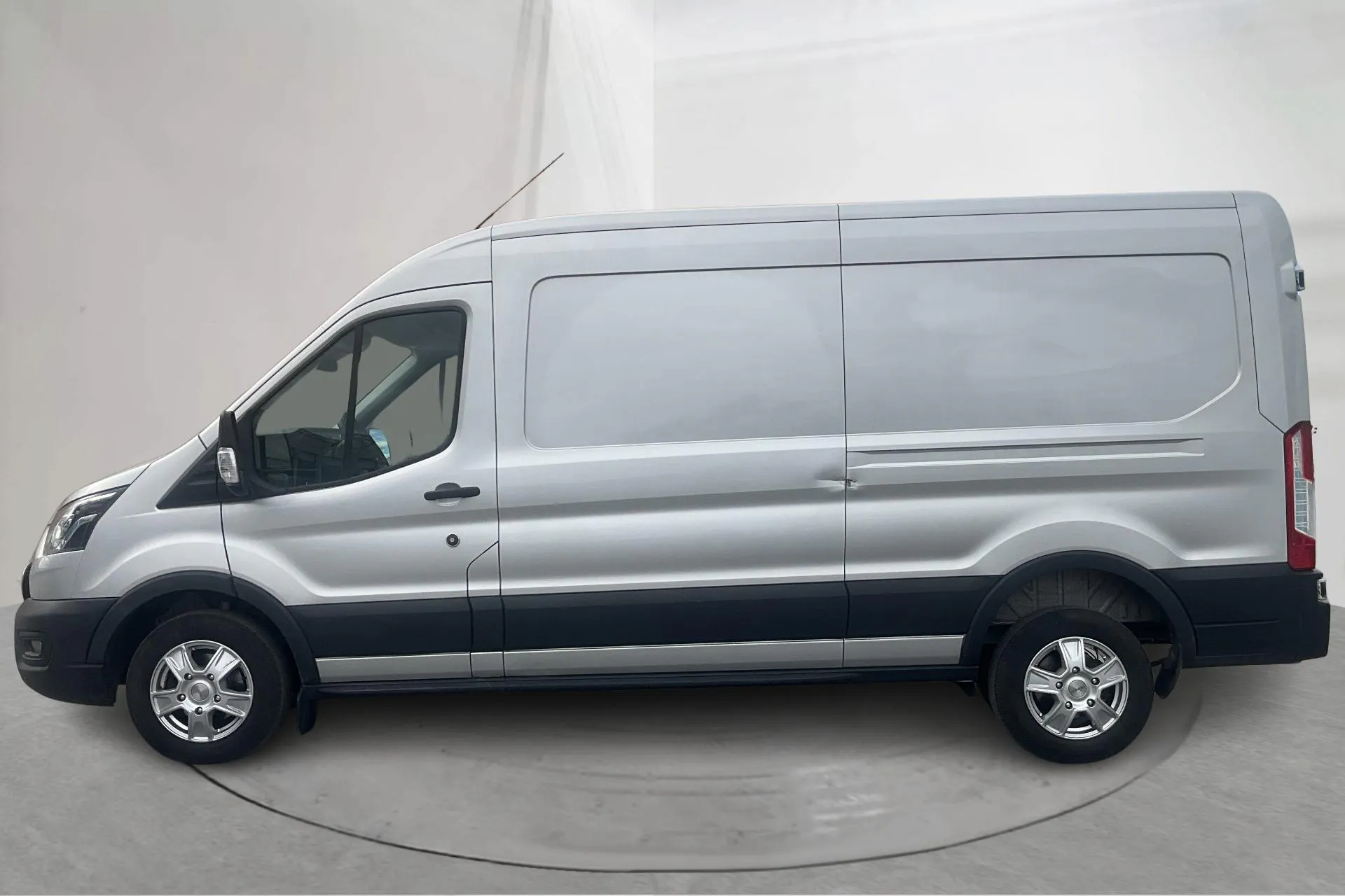 Presentationsfoto 2 av 20: Ford Transit 350 2.0 TDCi 2WD Skåp (160hk) - 9 360 mil - Automat - silver - 2022