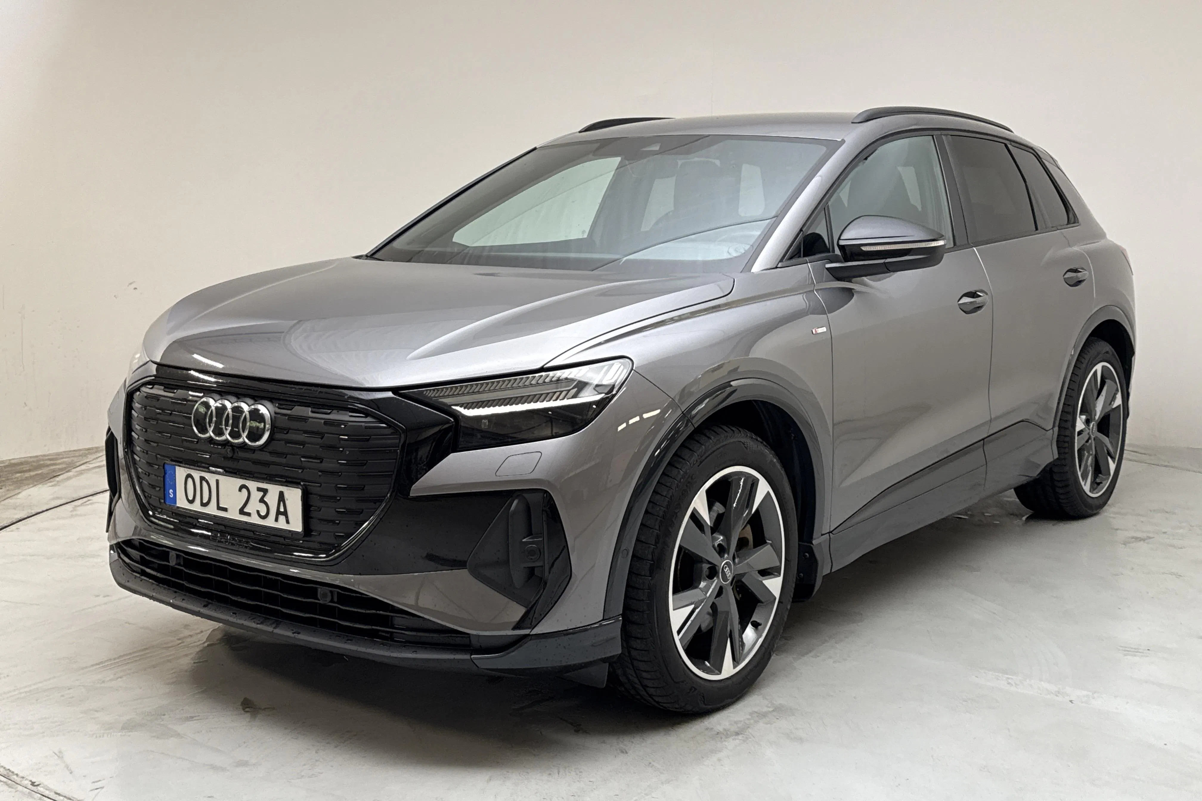 Presentation photo 1 of 17: Audi Q4 50 e-tron quattro 77kWh (299hk) - 85 440 km - Automatic - gray - 2023