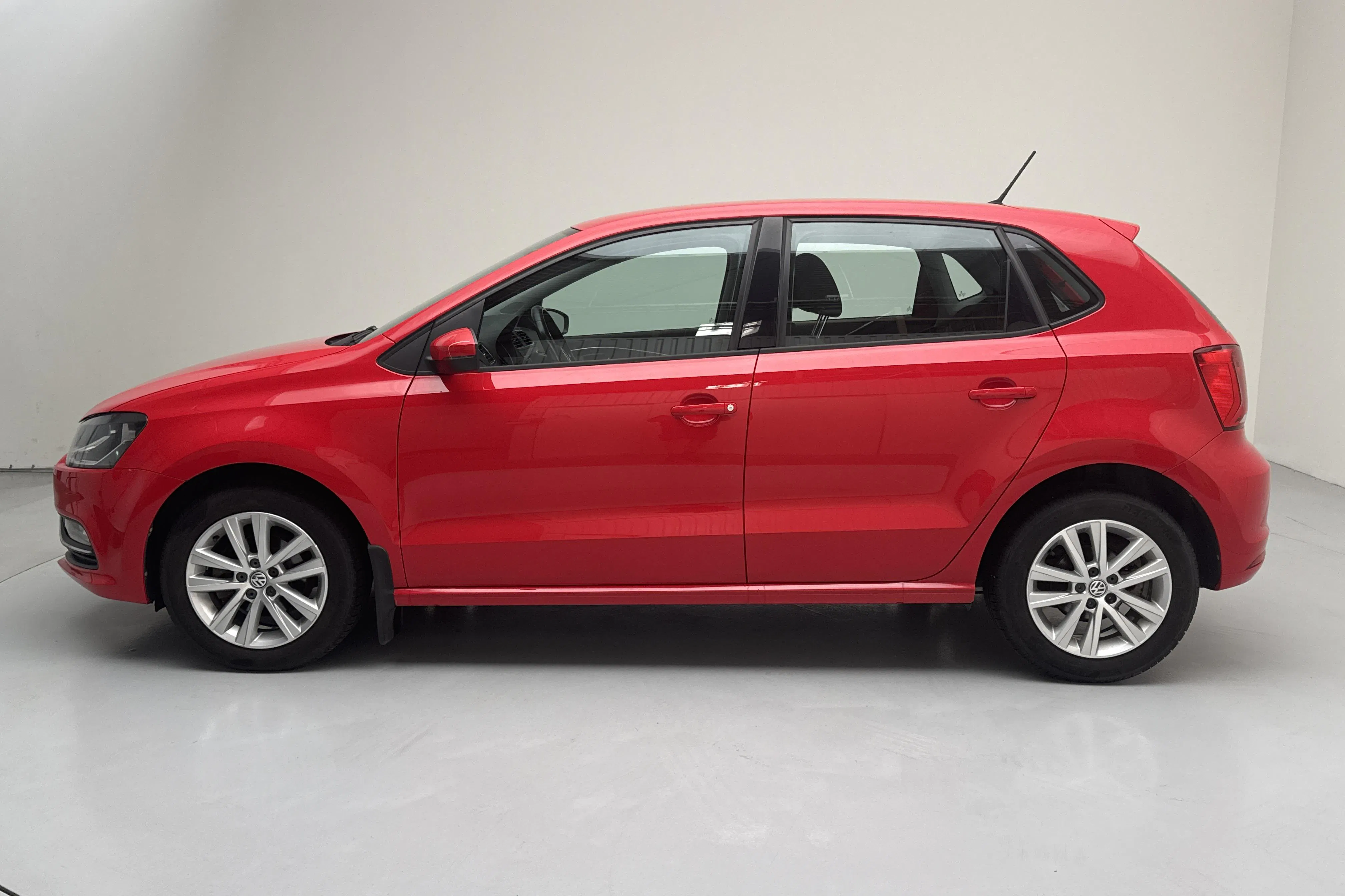 Presentationsfoto 2 av 11: VW Polo 1.2 TSI 5dr (90hk) - 3 461 mil - Manuell - röd - 2016