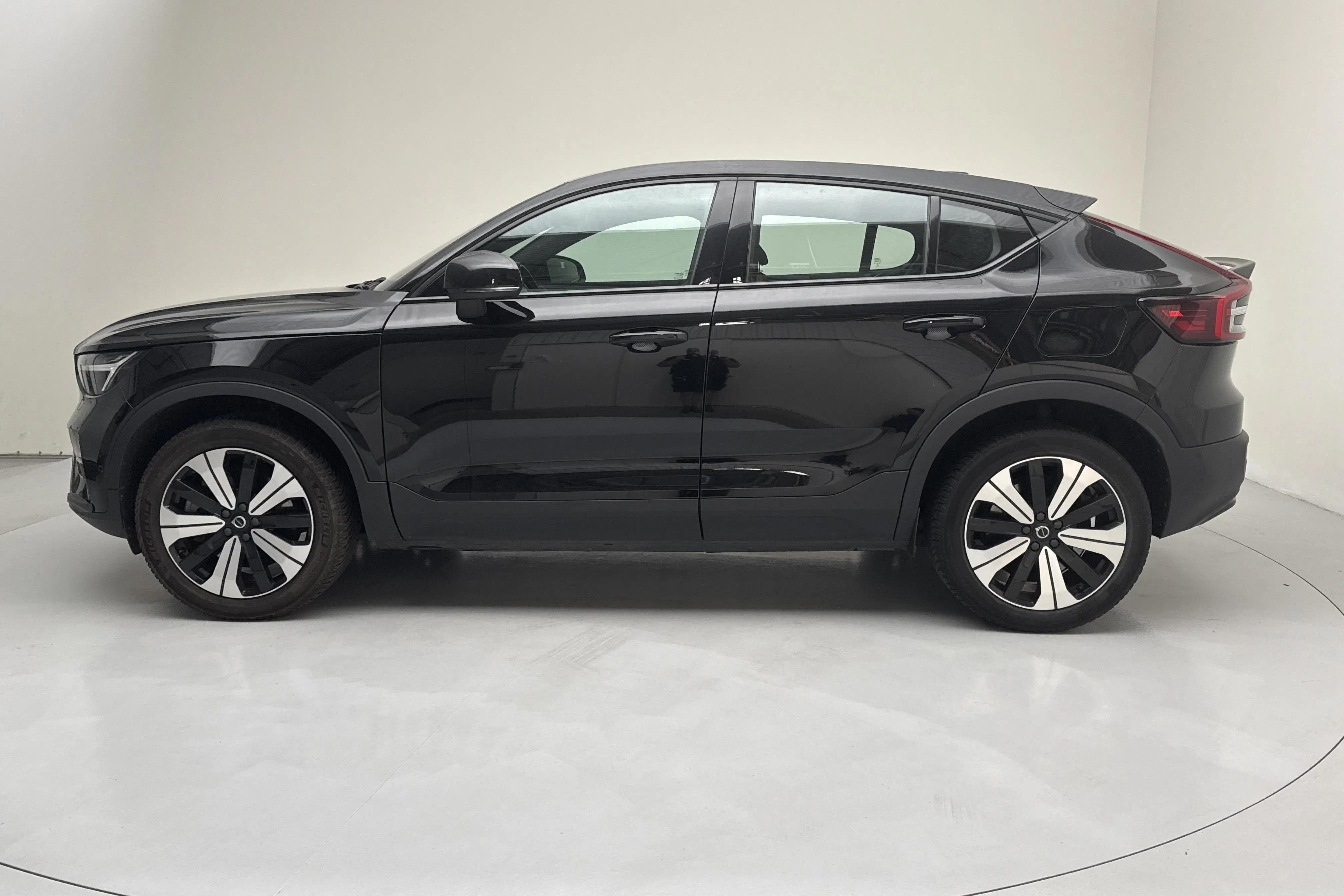 Presentationsfoto 2 av 20: Volvo C40 Recharge (231hk) - 7 175 mil - Automat - svart - 2023