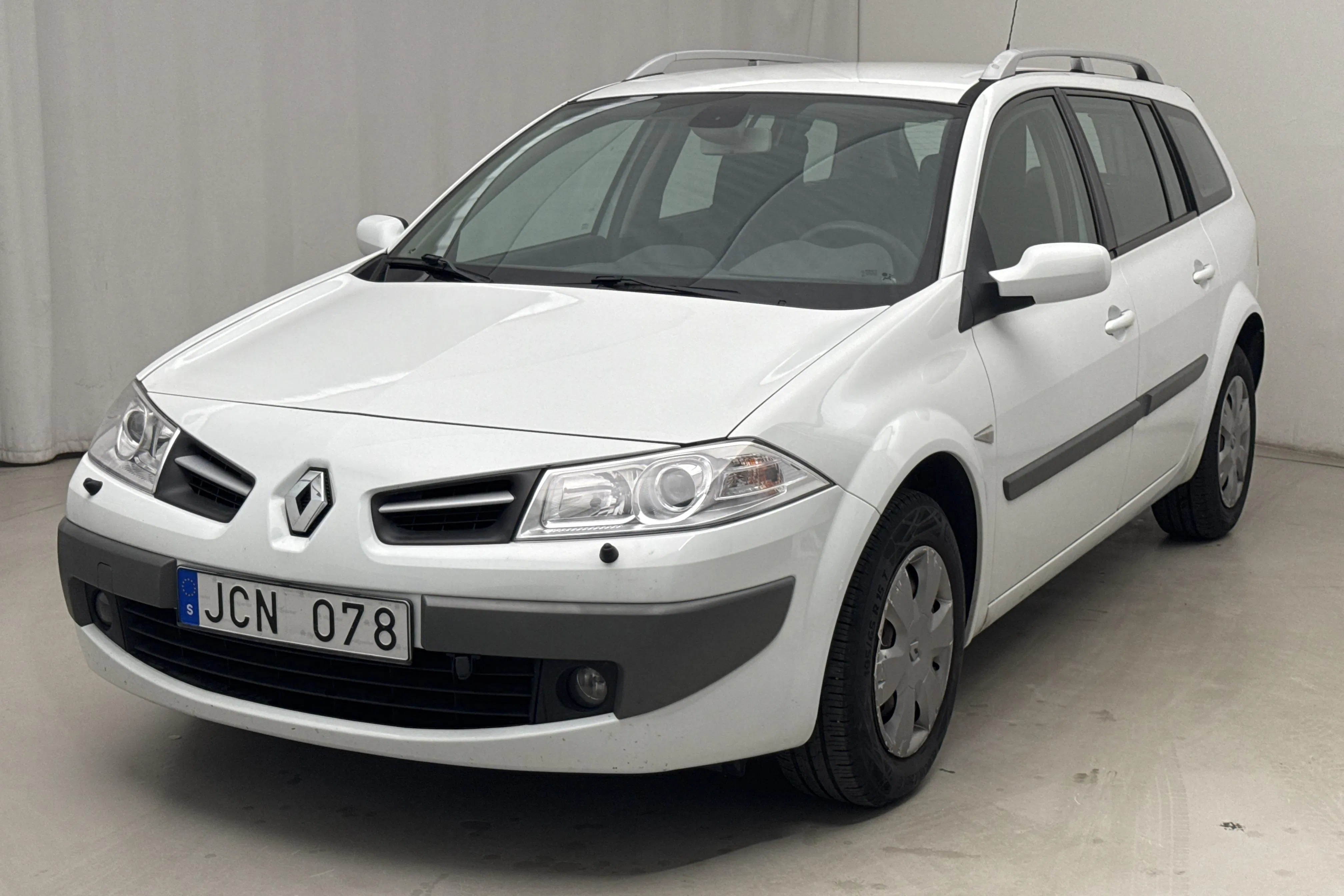 Presentationsfoto 1 av 13: Renault Mégane Phas II 1.6 Flex Fuel E85 Touring (105hk) - 8 433 mil - Manuell - vit - 2009