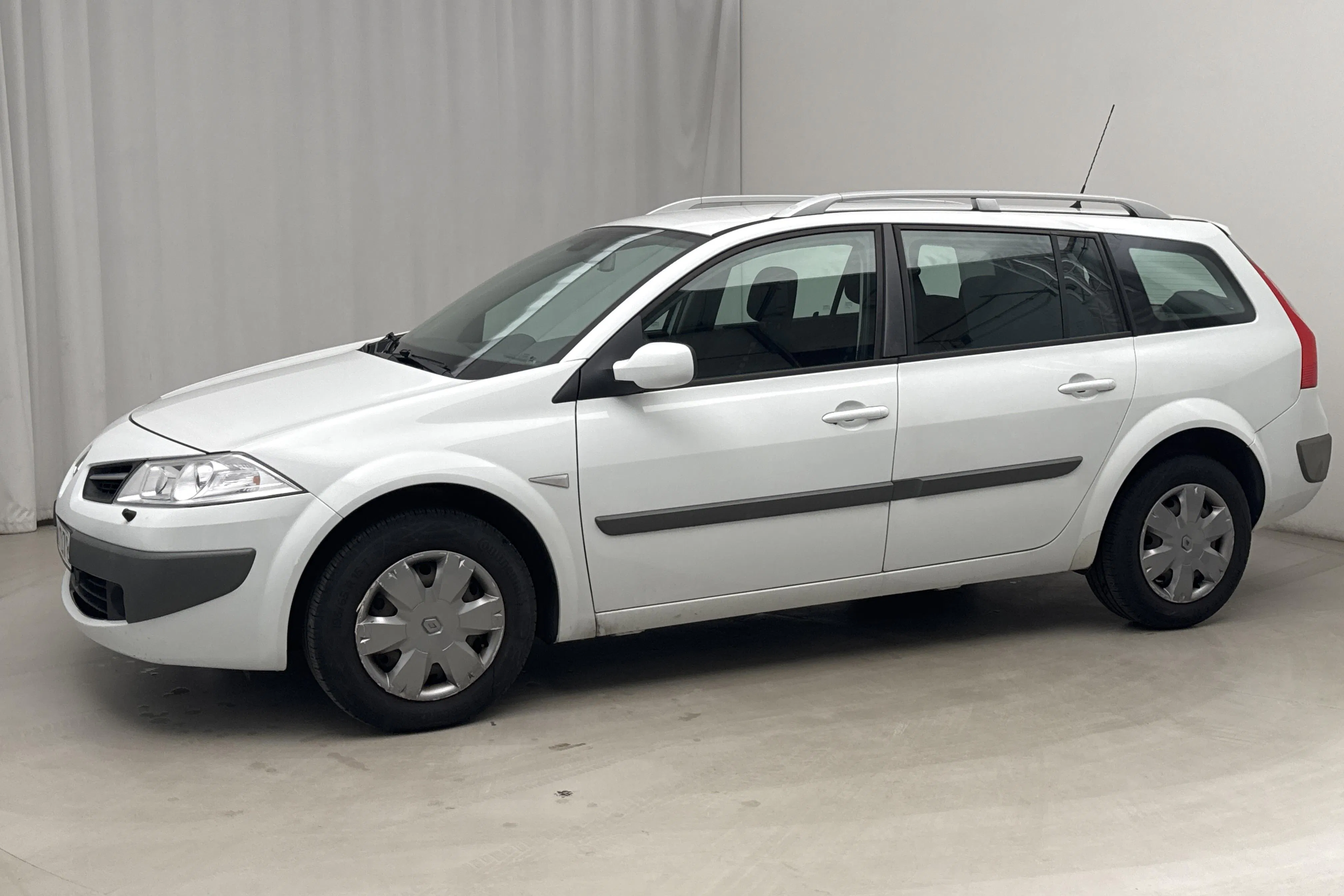 Presentationsfoto 2 av 13: Renault Mégane Phas II 1.6 Flex Fuel E85 Touring (105hk) - 8 433 mil - Manuell - vit - 2009