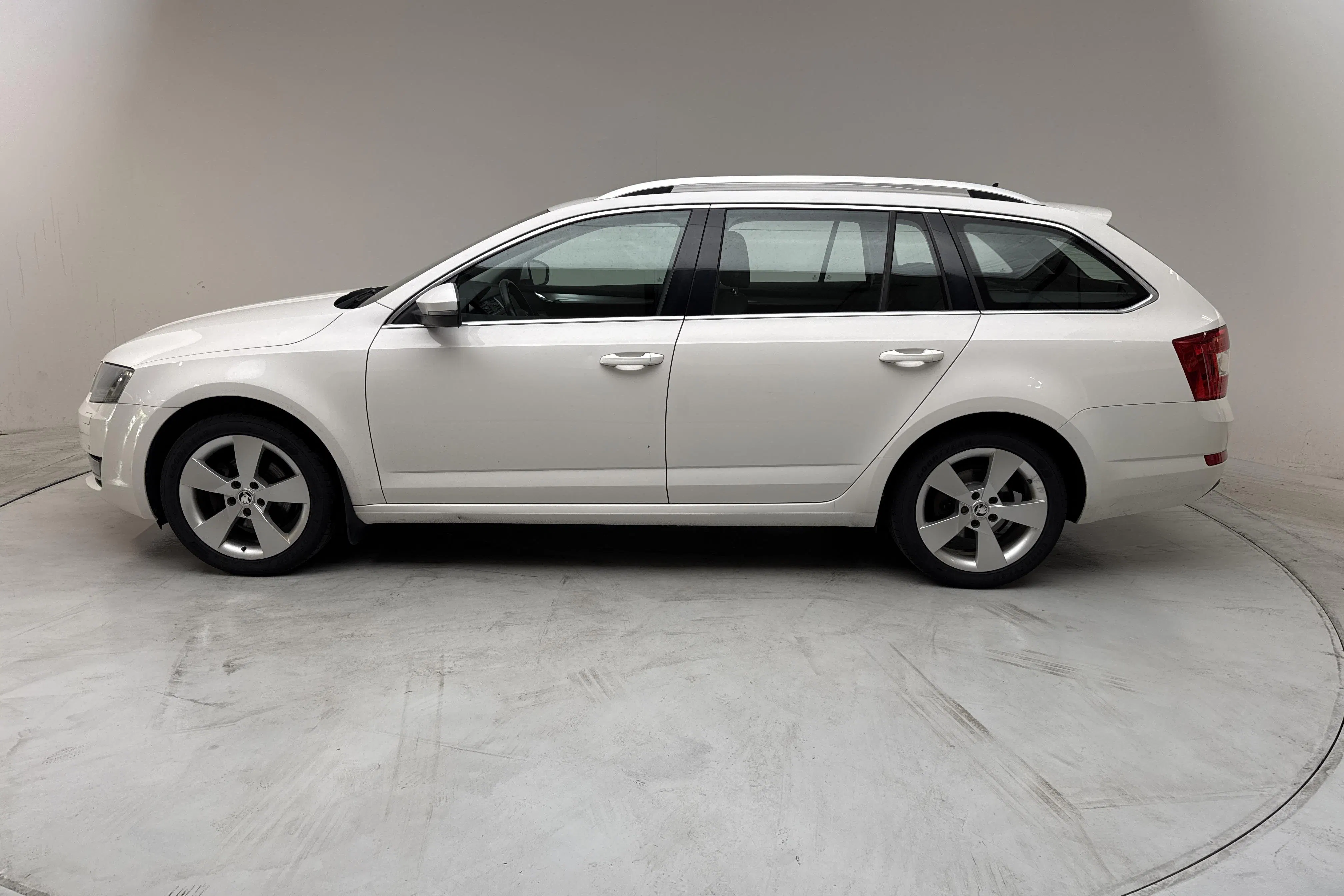Presentation photo 2 of 13: Skoda Octavia III 1.4 G-TEC Combi (110hk) - 191 290 km - Manual - white - 2016
