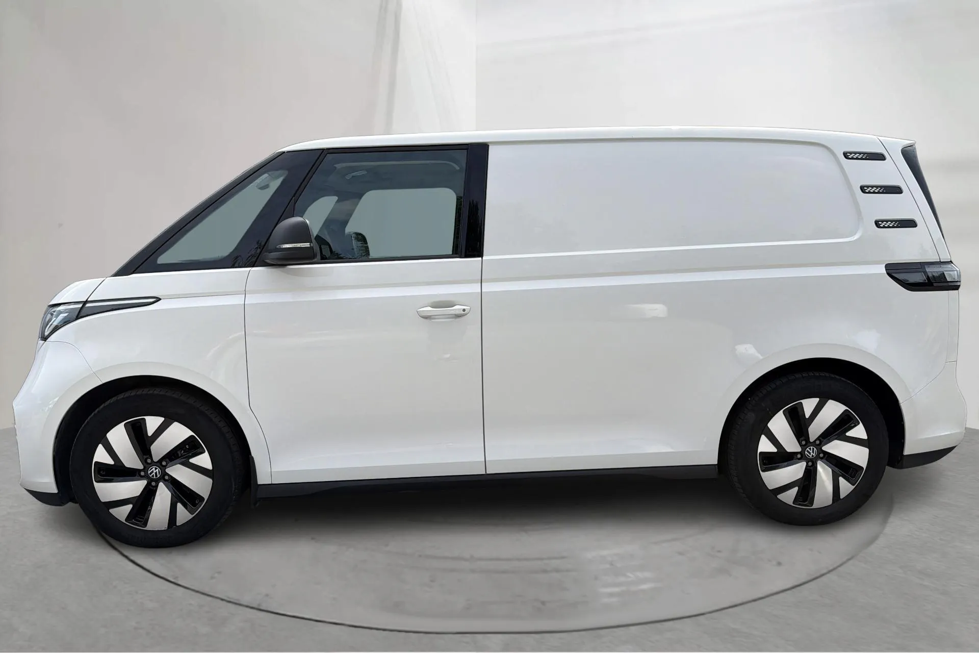 Presentationsfoto 2 av 17: VW ID. Buzz Cargo 77kWh (204hk) - 3 407 mil - Automat - vit - 2023