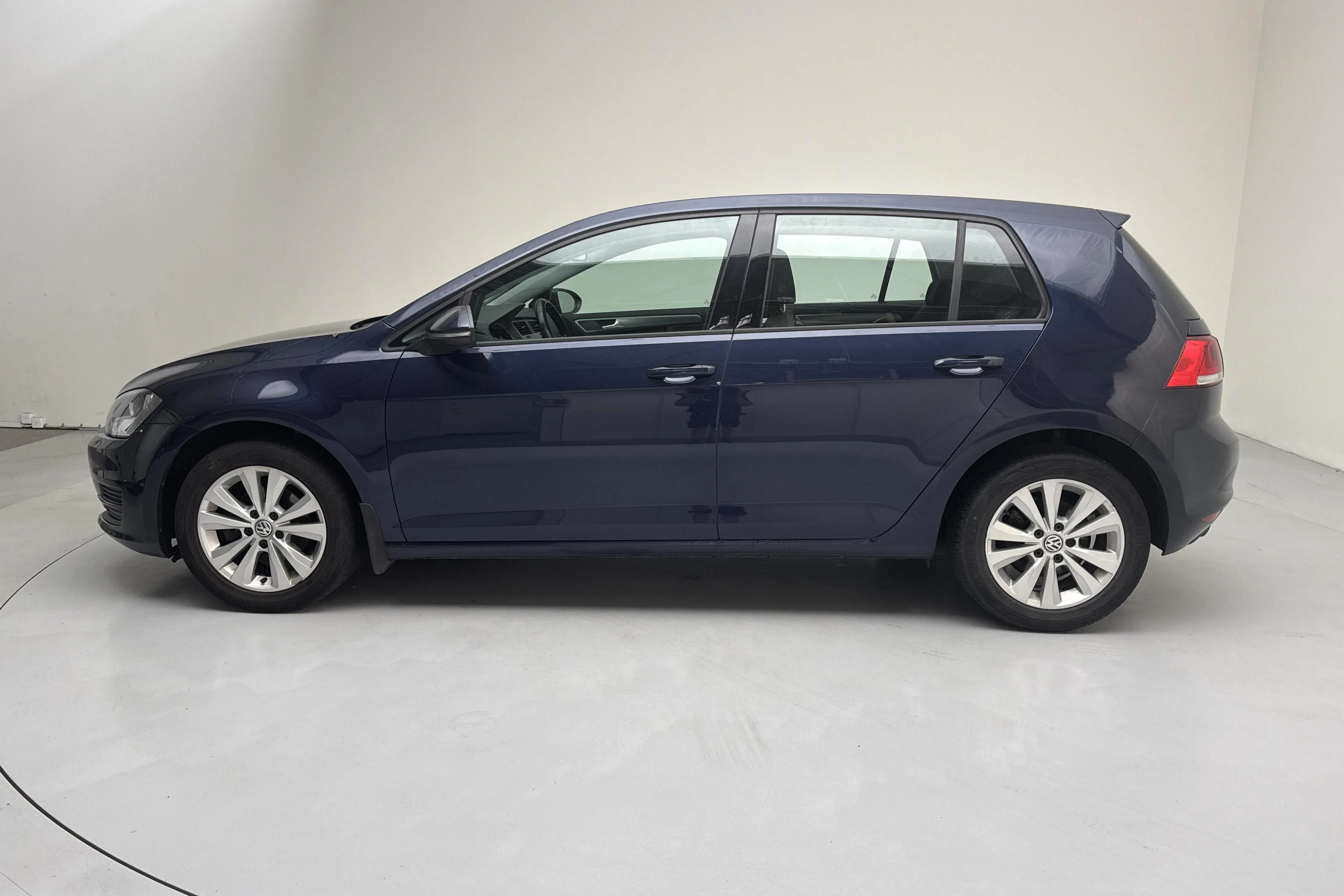 Presentationsfoto 2 av 12: VW Golf VII 1.2 TSI 5dr (105hk) - 9 996 mil - Manuell - Mörkblå - 2014