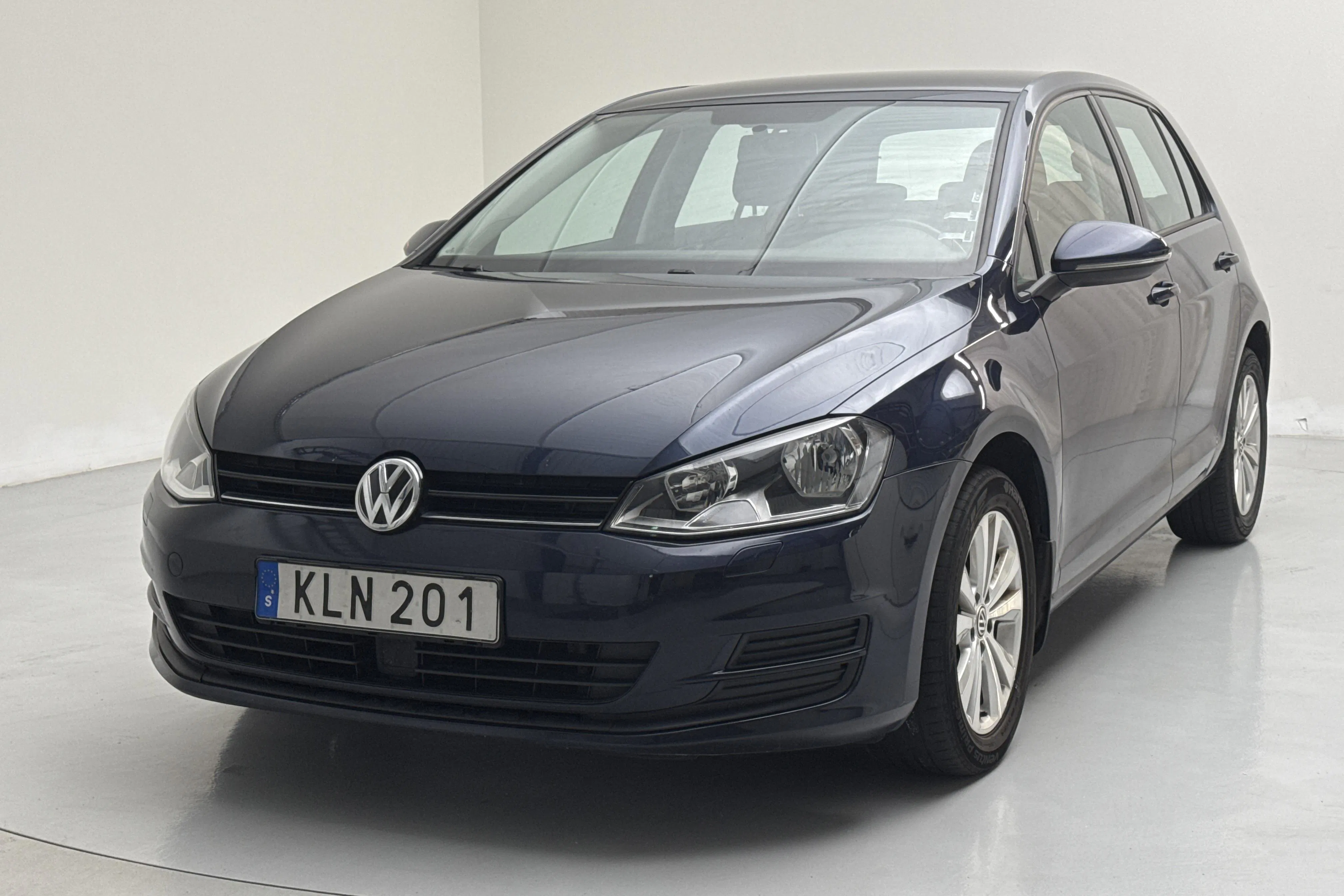 Presentationsfoto 1 av 12: VW Golf VII 1.2 TSI 5dr (105hk) - 9 996 mil - Manuell - Mörkblå - 2014
