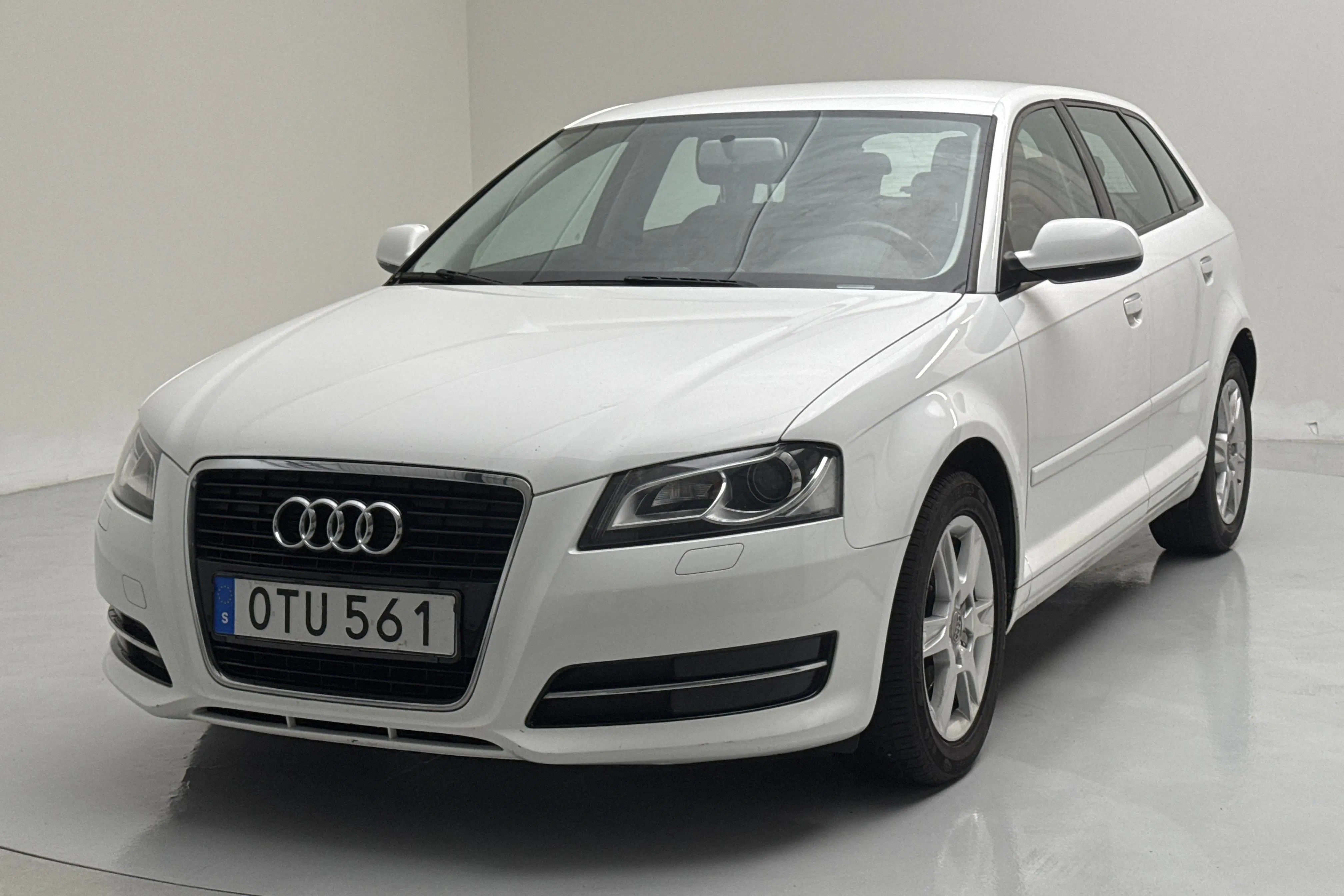 Presentationsfoto 1 av 12: Audi A3 1.6 TDI Sportback (105hk) - 14 322 mil - Manuell - vit - 2011
