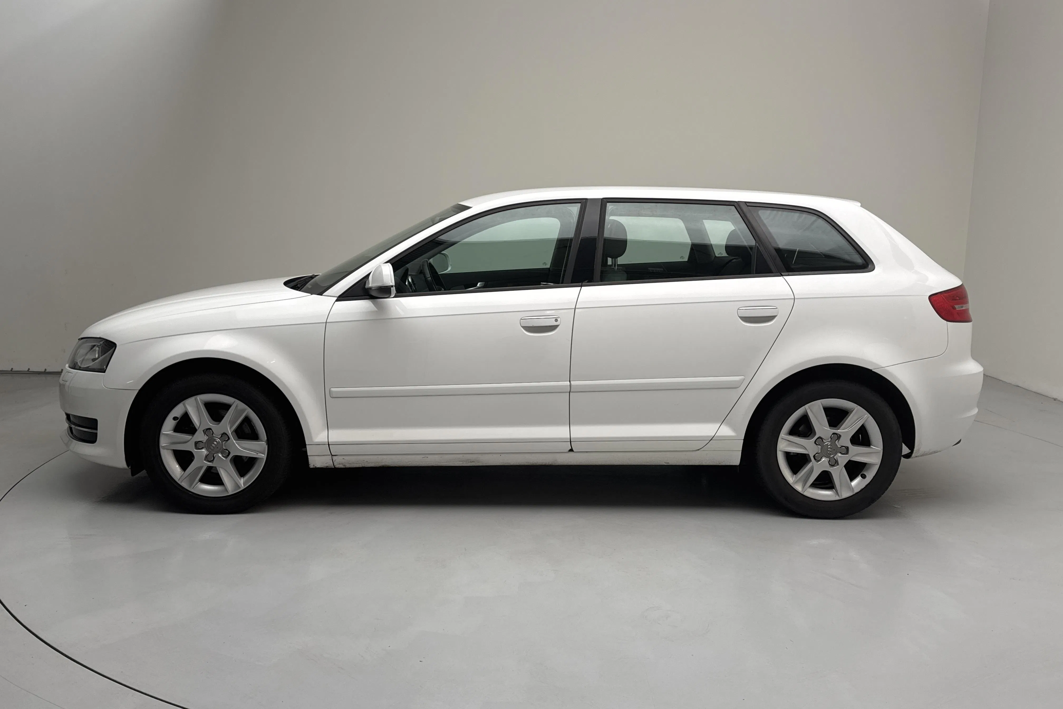 Presentationsfoto 2 av 12: Audi A3 1.6 TDI Sportback (105hk) - 14 322 mil - Manuell - vit - 2011