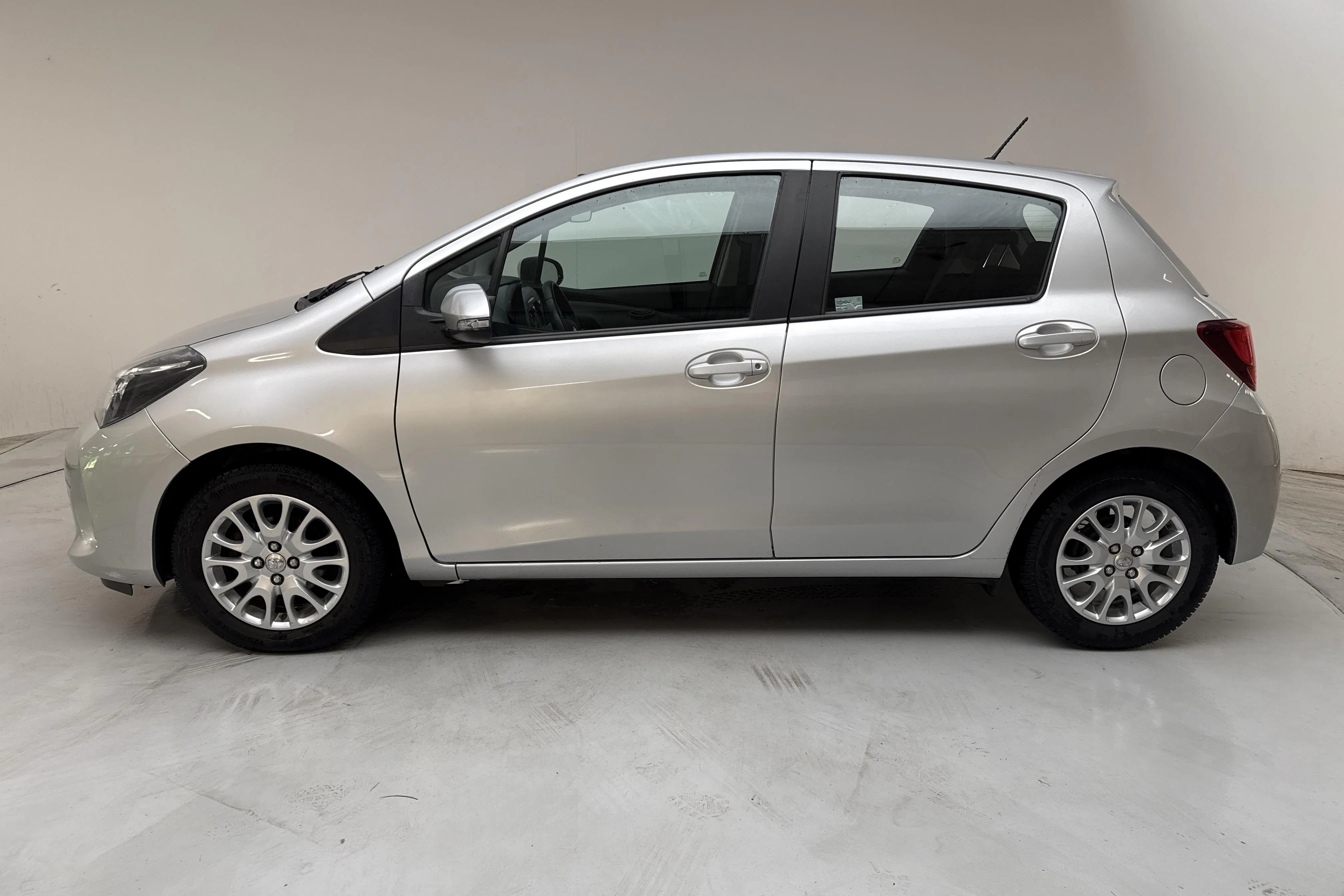 Presentation photo 2 of 13: Toyota Yaris 1.33 5dr (100hk) - 50 930 km - Manual - silver - 2016