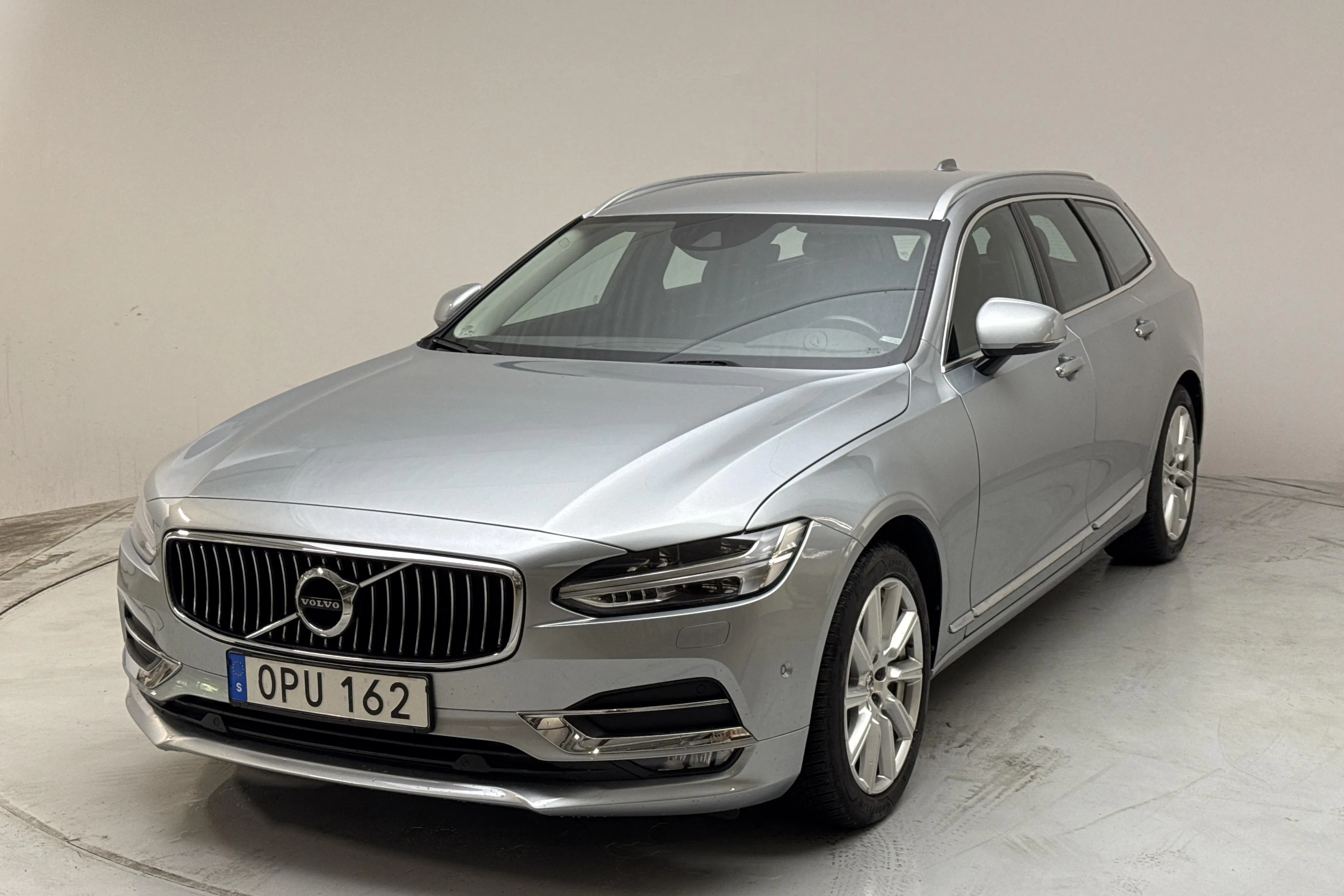 Presentationsfoto 1 av 14: Volvo V90 D4 (190hk) - 14 856 mil - Automat - silver - 2017