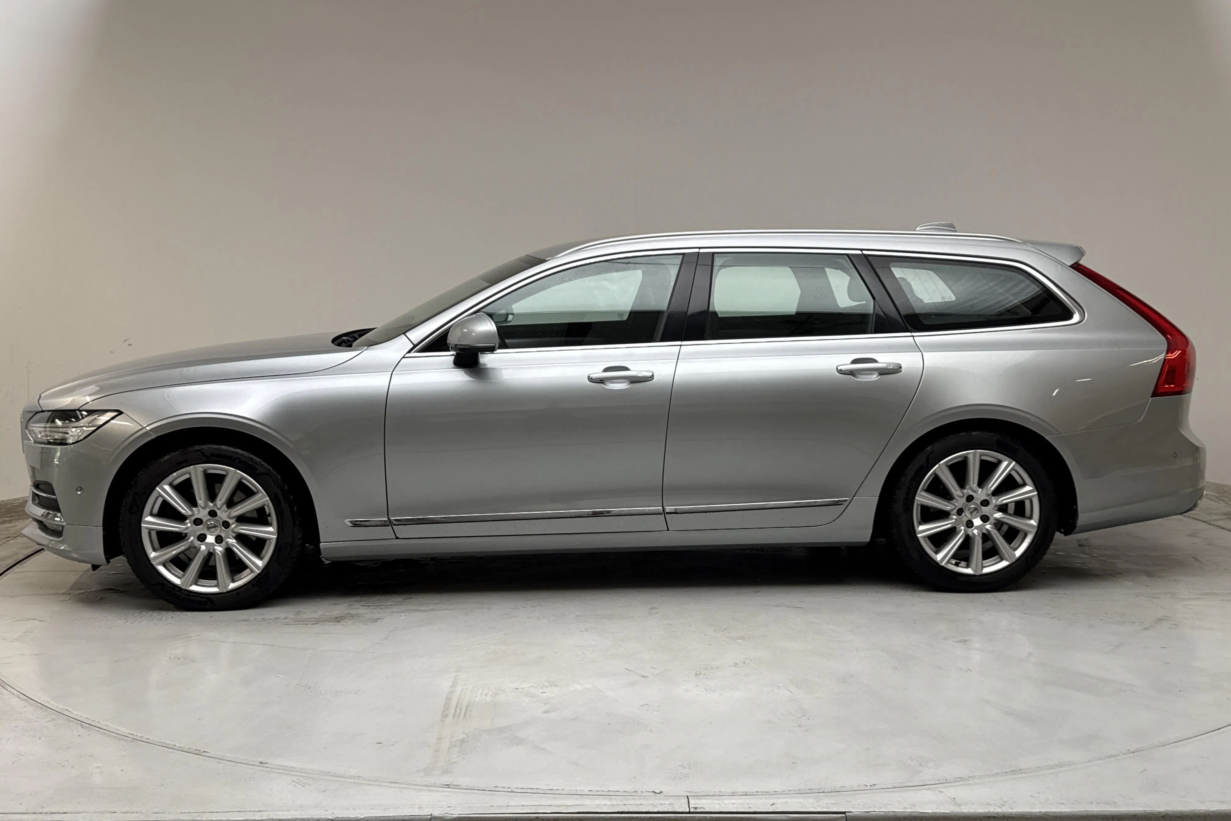 Presentationsfoto 2 av 14: Volvo V90 D4 (190hk) - 14 856 mil - Automat - silver - 2017