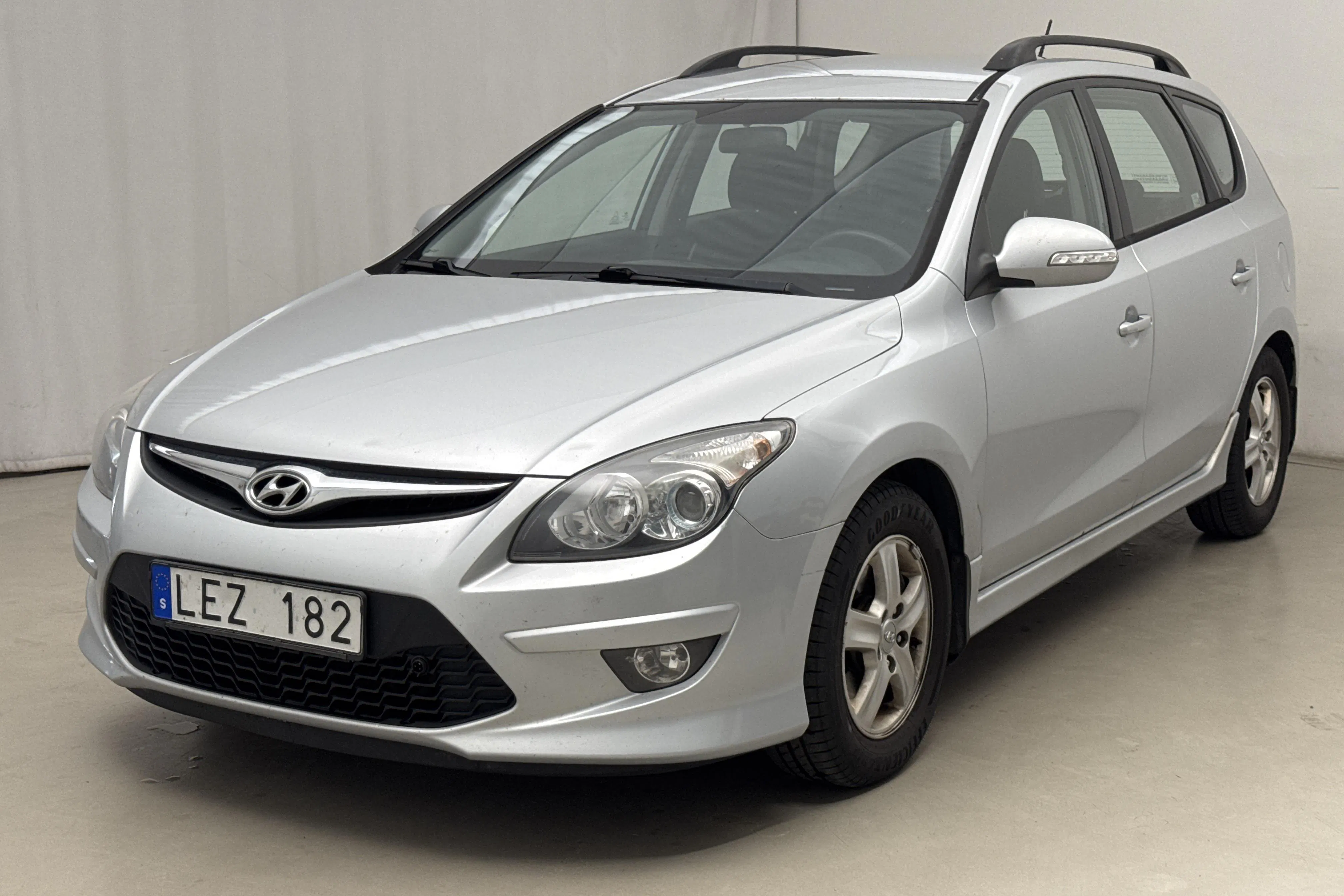 Presentation photo 1 of 14: Hyundai i30 1.6 Kombi (126hk) - 197 690 km - Manual - silver - 2011