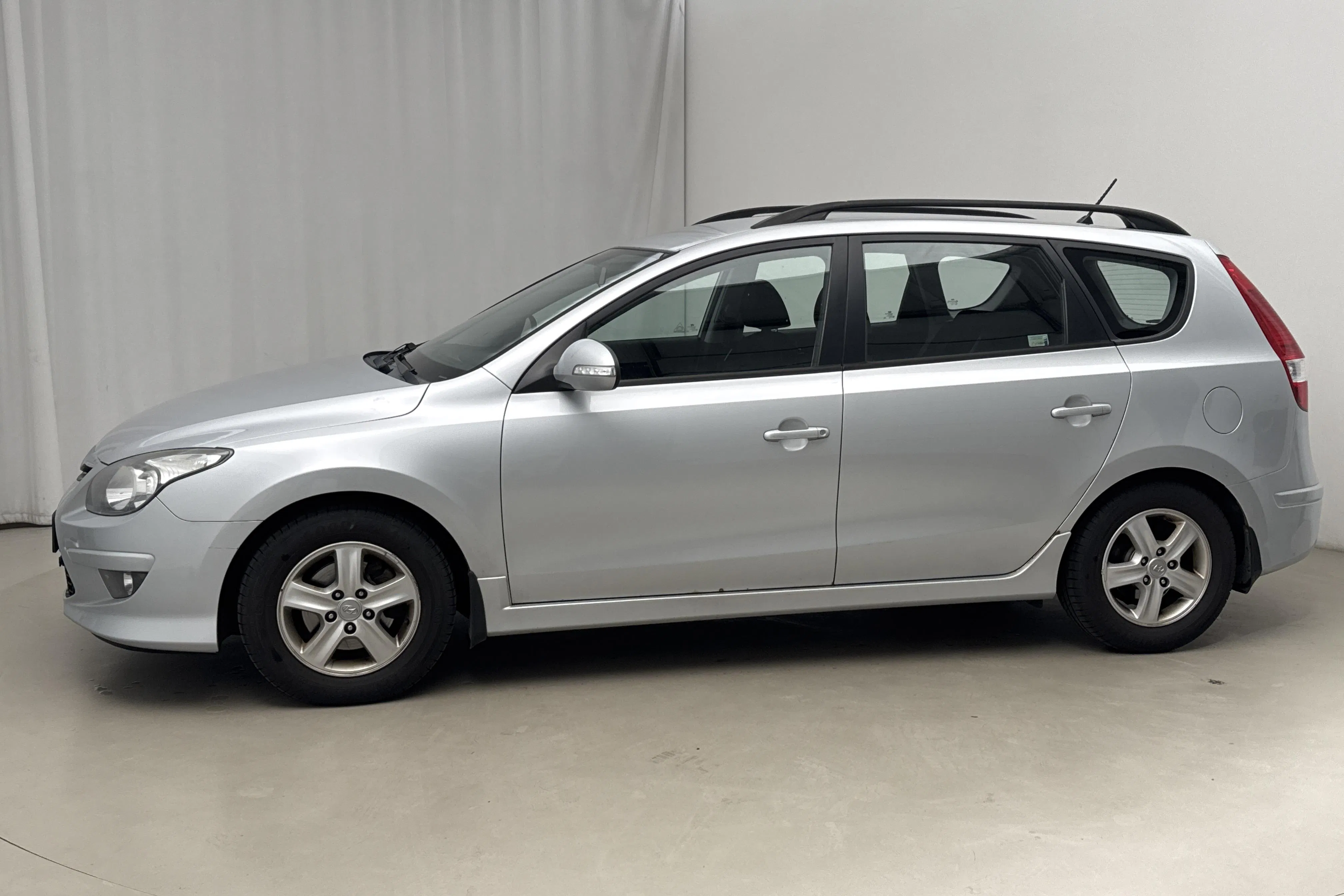 Presentation photo 2 of 14: Hyundai i30 1.6 Kombi (126hk) - 197 690 km - Manual - silver - 2011