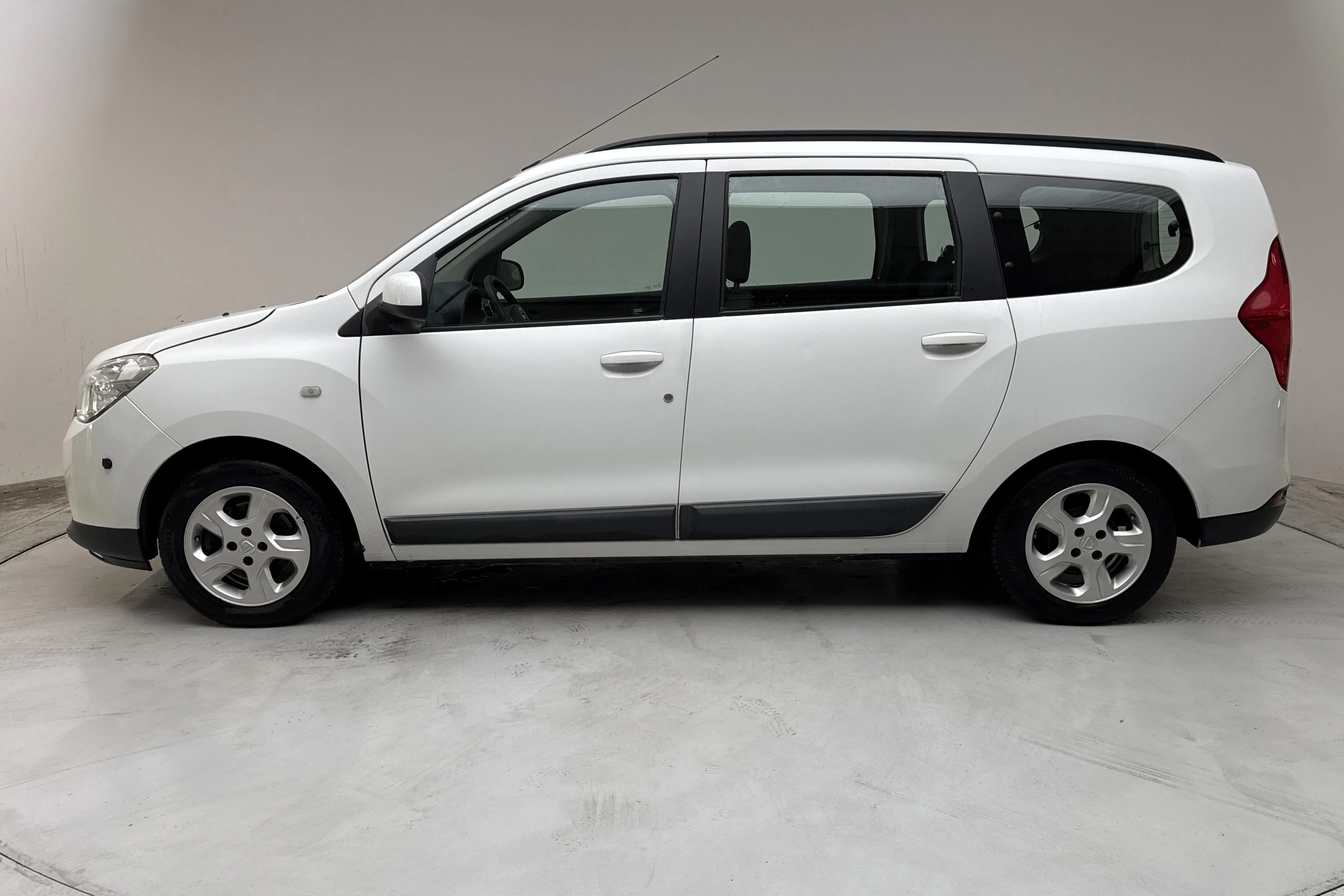 Presentation photo 2 of 12: Dacia Lodgy 1.2 TCe (115hk) - 135 620 km - Manual - white - 2015